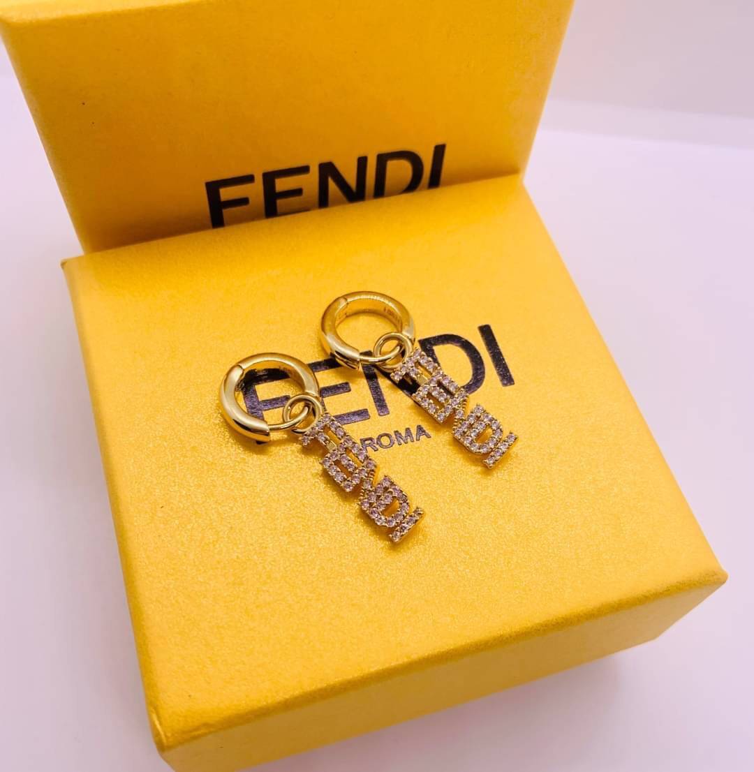 Fendi earring ต่างหูเฟนดิ เกรดออริจินอล งานเคลือบโลหะทอง ไม่ลอกไม่ดำ เงาสวยคล้ายของจริงมากที่สุด สวยหรูหรา ผู้ดี ไฮโซสุดๆ งานเล่นไฟสวยมากค่ะ คอนเฟิม !!!!! เกรดสั่งทำแบบละเอียดที่สุด เก็บรายละเอียดครบ ปั้มโลโก้ สวยมากค่ะ