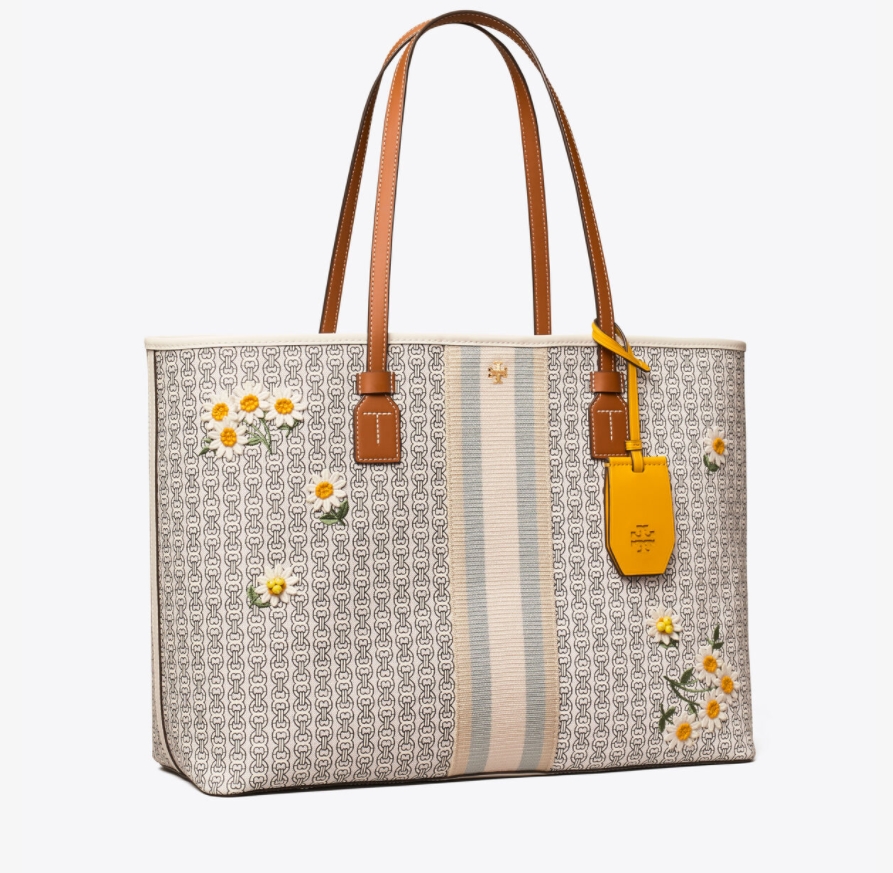 Tory burch Gemini Canvas Applique Small Tote Bag กระเป๋าสุดปังจากทอรี่ เบริช์(Tory Burch) อย่างเจมิไนลิงค์ ในทรง tote bag มีเอกลักษณ์โดดเด่นที่ลายทางตรงกลาง มีการพิมพ์แพทเทิรน์โซ่แบบเรียบหรู เพิ่มความน่ารักจากดอกเดรซี่ที่ถูกจัดวางให้ดูมีสีสัน มีสายสะพายให