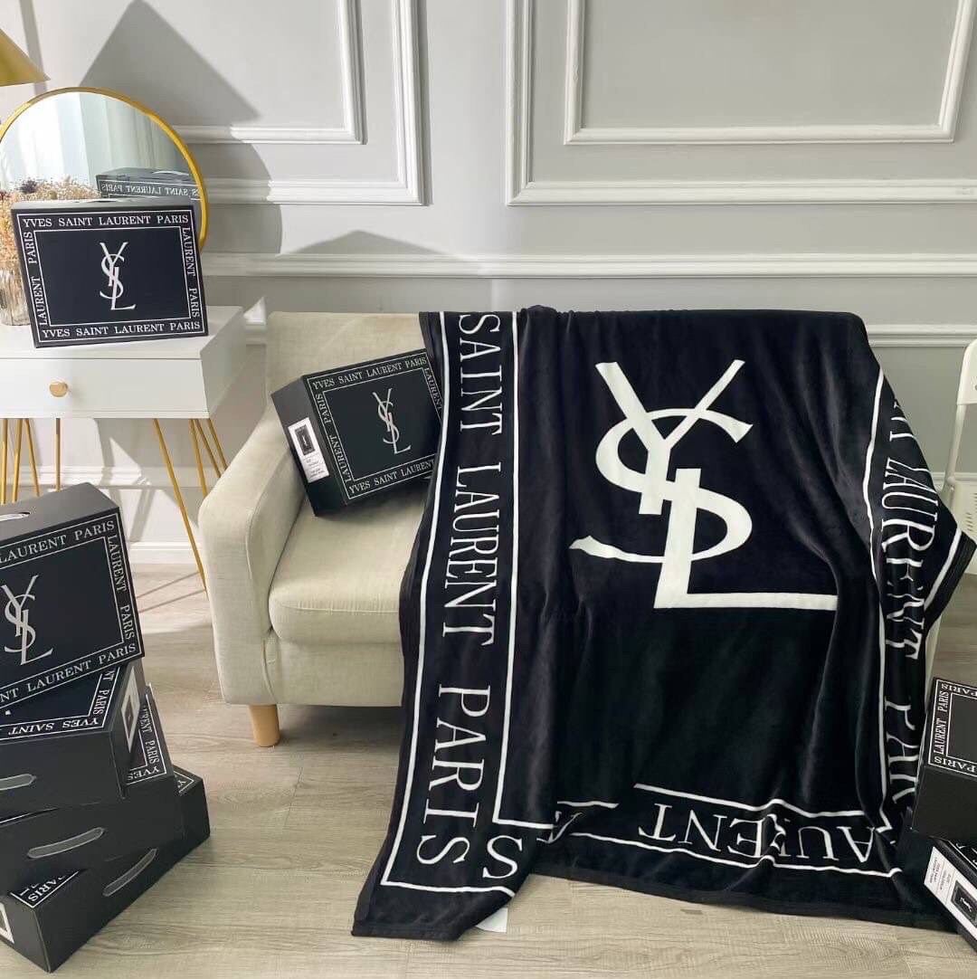 VIP GIFT 】Best Gift! พร้อมกล่อง Yves Saint Laurent Blanket ไอเท็มแนะนำ ผ้าห่มนุ่มนิ่ม ขนปุยๆๆ สบายผิวมาก เนื้อผ้านิ่มฟูนุ่มใช้ได้ทุกโอกาส ขนาดกำลังดี พกพาสะดวก สามารถพกไว้ใช้ในรถ ใช้ในออฟฟิศได้ จะซื้อใช้เองหรือมอบเป็นของขวัญก็ดูดีพร้อมส่งที่ไทย ราคาสุดคุ้