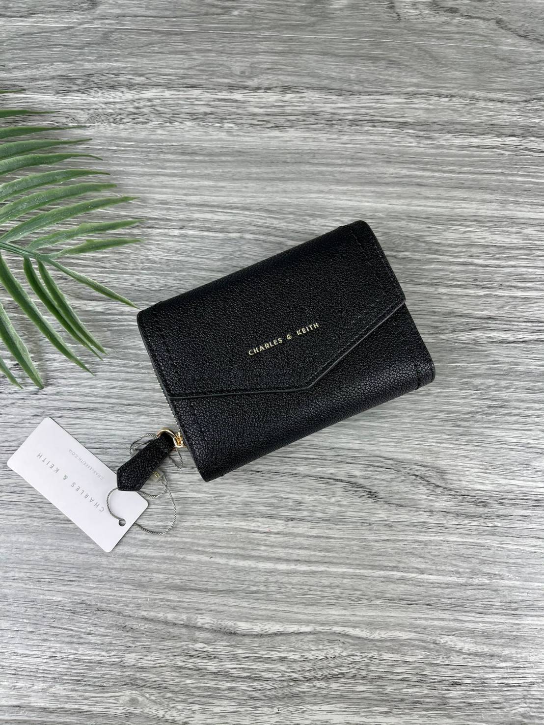 CHARLES & KEITH ENVELOPE SMALL WALLET กระเป๋าเงินใบกลาง วัสดุหนังพิมพ์ลายสีสวยน่ารัก ด้านหน้าปั๊มโลโก้แบรนด์ เปิดปิดด้วยกระดุมแม่เหล็ก