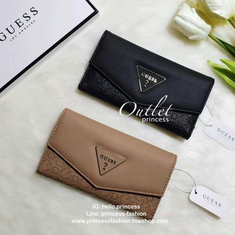 GUESS REDDING LOGO-DEBOSSED SLIM WALLET กระเป๋าสตางค์ใบยาวแบบพับสามตอนหนังคาเวียร์สลับลายนูน ด้านหน้าประดับโลโก้แบรนด์สามเหลี่ยมสีทอง ด้านหลังมี 1 ช่องซิป เปิดปิดด้วยกระดุม ภายในมีช่องใส่บัตรหลายช่อง เหมาะสำหรับสาวๆที่ชอบพกบัตรเยอะๆ ใบเดียวเอาอยู่จ้า
