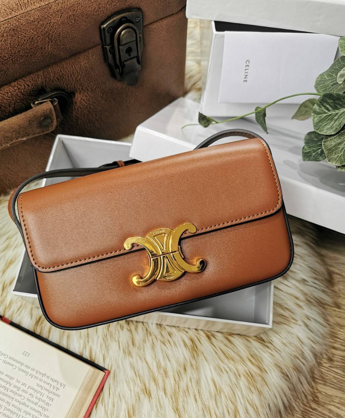 พรีเมี่ยมกิ๊ฟแท้ 100% 】CELINE TRIOMPHE SHOULDER BAG VIP GIFT WITH PURCHASE-GWP พรีเมี่ยมกิ๊ฟ Limited Edition จาก CELINE PERFUME DUTY FREE COUNTER วัสดุ TRIOMPHE & LEATHER ดีไซน์ยอดนิยมสไตล์สาว LISA ทรงเหลี่ยมหนังเรียบสวยหรูอยู่ทรงเปิดปิดด้วยฝาปิดโลโก้แบรน