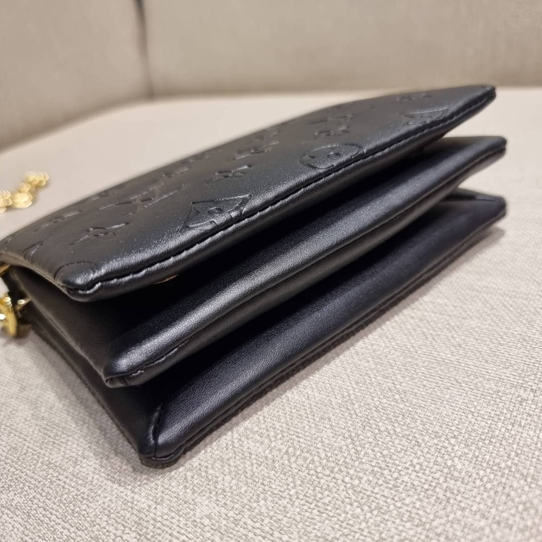 VIP 🥂 LV POCHETTE COUSSIN กระเป๋าสะพายกึ่งคลัชท์ ไซส์มินิ น่ารักมากๆ สุดหรูด้วยวัสดุหนังแกะปั๊มลายสวยคม ฟูนุ่ม สัมผัสดี มาพร้อมสายโซ่ใหญ่ในตัว ดูแพง!! และสายโซ่เล็กสะพายข้างได้กำลังสวย เปิด-ปิดด้วยกระดุมแม่เหล็ก ภานในเป็นช่องโล่ง แบ่งสัดส่วน ใส่ขอ
