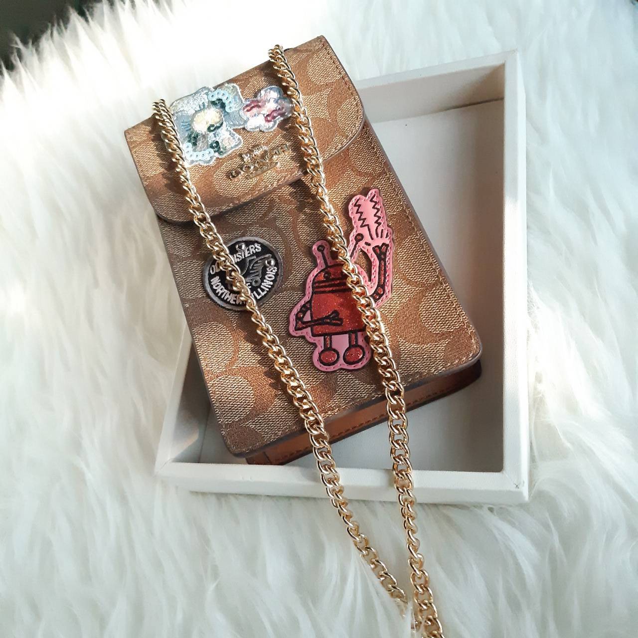 COACH PHONE CASE CROSSBODY BAG ((73486//76988//76357//39955//91046)) COACH NORTH/SOUTH CROSSBODY IN SIGNATURE CANVAS กระเป๋าใส่โทรศัพท์รุ่นนี้ มีความโดดเด่นทั้งดีไซน์และคุณสมบัติในการใช้งาน ด้วยลวดลายที่มีซิกเนเจอร์เป็นเอกลักษณ์แล้ว ด้านหลังยังมีช่องใส่กา