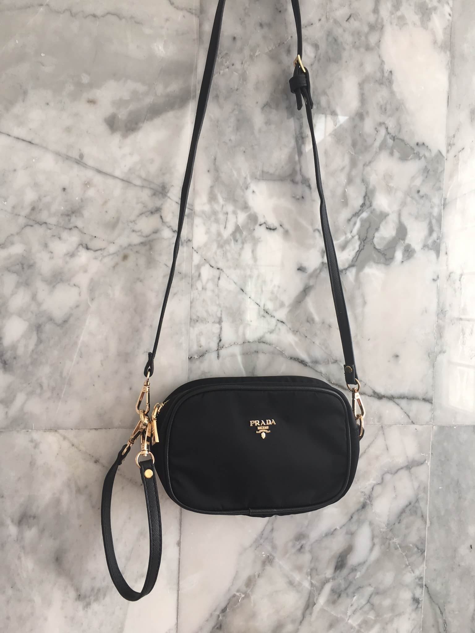 งานพรีเมี่ยมกิ้ฟ จากเคาเตอร์ต่างประเทศคะ ได้ กระเป๋าclutch & shoulder bag จากแบรนด์ Prada มาค่า เป็นกระเป๋าผ้า ไนล่อน น้ำหนักเบา สวยหรู ตามแบบฉบับของแบรนด์เลย ตัวกระเป๋าขนาดกำลังดี ใส่มือถือได้ทุกรุ่น สามารถเก็บสายถือเป็นคลัชออกงานได้คะ หรือ สะพายข้างได้ 