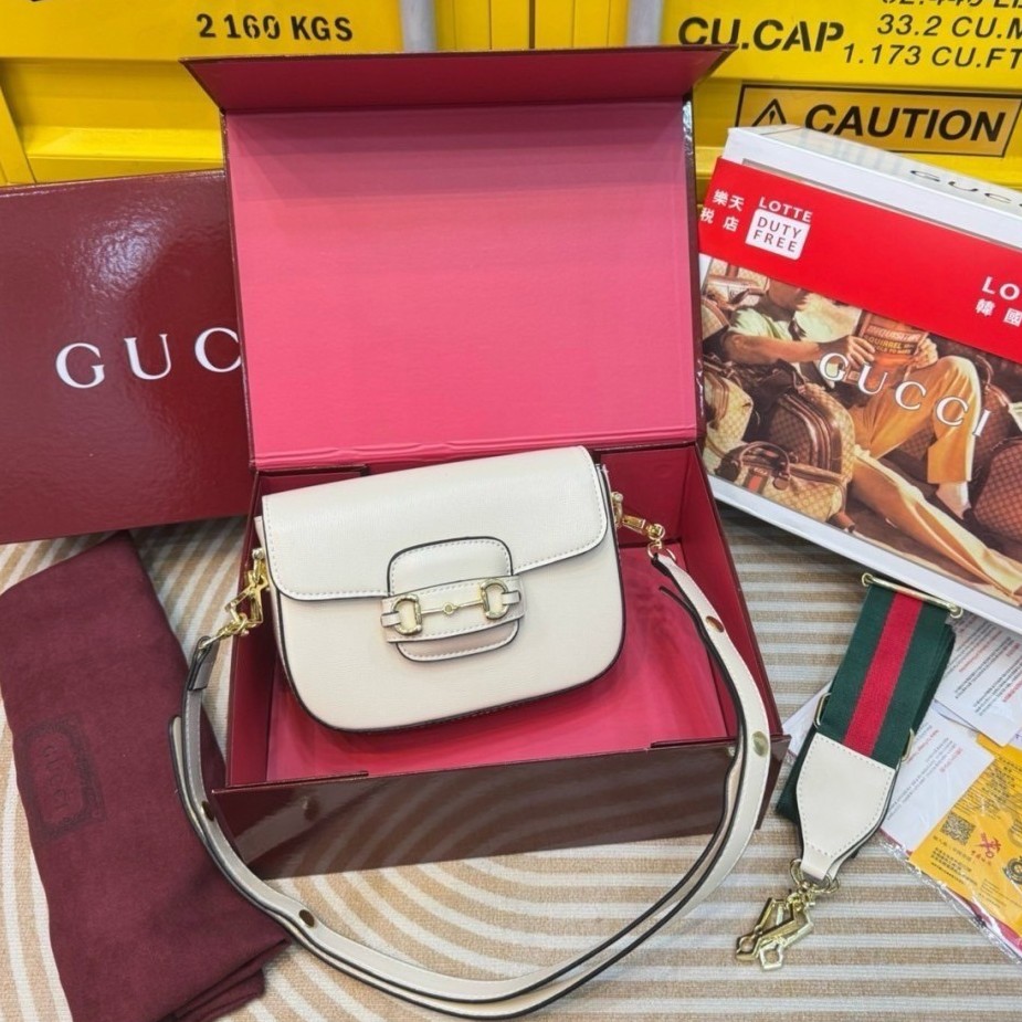 GUCCI Horsebit 1955 small shoulder bag เป็นรุ่นที่มาเพิ่มกี่รอบก็ไม่เคยพอ!! เด็ดสุด!! ฮ็อตสุด!! ให้สิบว้าวไปเลยกับใบนี้ 🤩🤩 กระเป๋าสะพายไหล่/สะพายข้างทรงคลาสสิค สวยผู้ดี ดารา เซเลปใช้กันเพียบ สวยอยู่ทรง