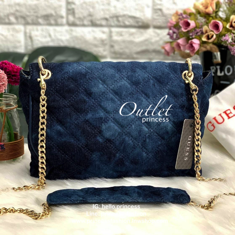 GUESS DARIN MESSENGER BAG กลับมาอีกรอบค่ะ กระเป๋าสะพายวัสดุเดนิมฟอกเนื้อดี เดินด้ายเย็บลายนวม ด้านหน้าประดับอะไหล่รูปต่างๆเข้ามาให้ดูเก๋ทีเดียวค่ะ เปิดปิดกระเป๋าแบบกระดุมแม่เหล็ก ภายในมีช่องหน้าหนึ่งช่อง และช่องหลักสามารถใส่กระเป๋าสตางค์ใบยาวได้ ของอื่นๆไ