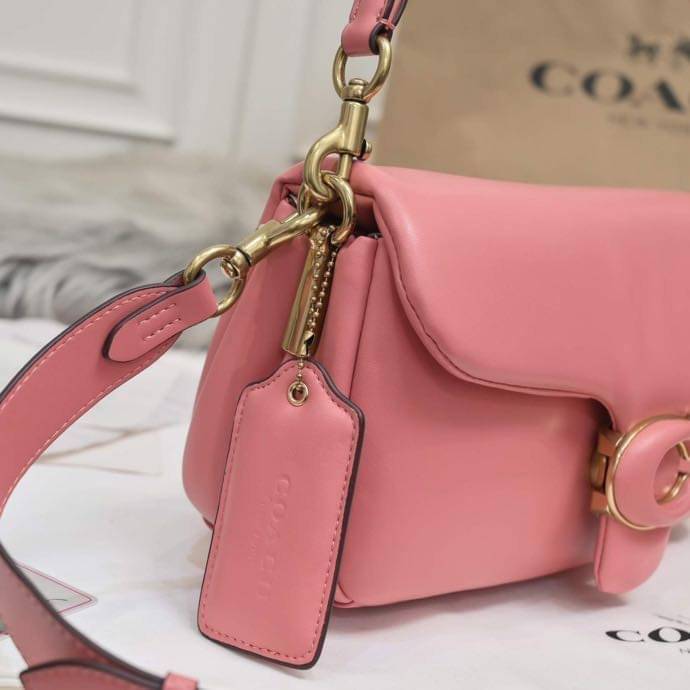 COACH PILLOW TABBY SHOULDER BAG 26 ไซส์ใหญ่ จุของได้ล้นๆ มาใหม่ขายดีที่สุด หนัง nappa หนานิ่ม นุ่มมากๆ พร้อมโลโก้รุ่นใหม่ด้วยเช่นกัน เพิ่มความหรู ดูดีเข้าไปอีกค่ะ