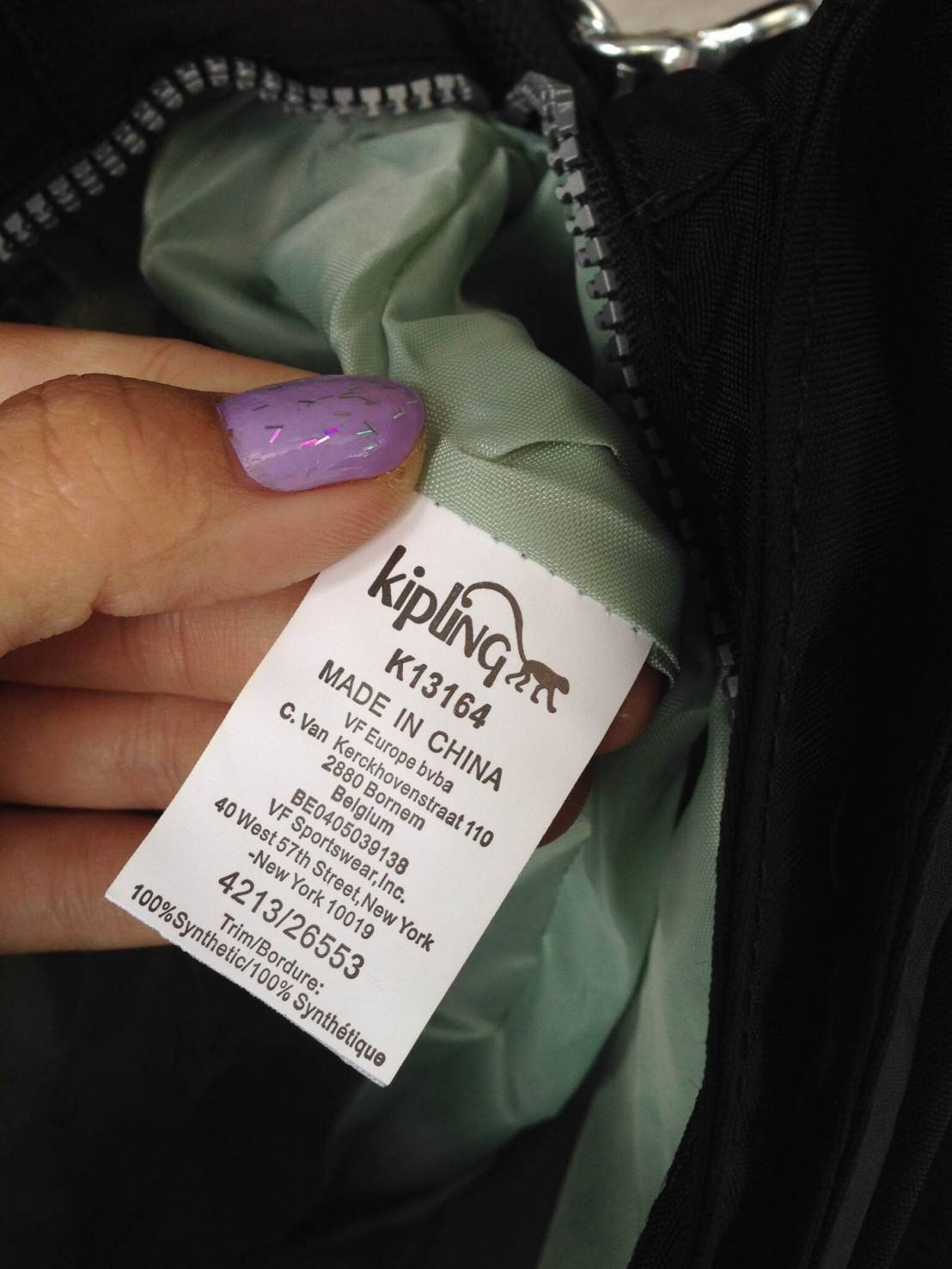 KIpling Felix Large Handbag Bag กระเป๋าถือหรือสะพายสไตล์ลำลองวัสดุ Nylon + Polyester 100% น้ำหนักเบามีหูหิ้วเเละสายสะพายยาวเลื่อนปรับระดับได้ถอดได้ เปิดปิดด้วยซิปสะดวกใช้ โลโก้เเบรนด์ มีช่องแบ่งถึง3ช่องเเยกเป็นสัดส่วน ด้านหน้าและด้านหลังมีช่องใส่ของเปิดปิ