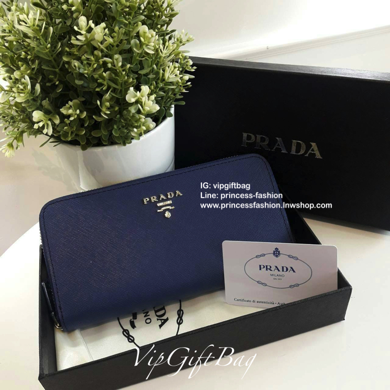 New Item! รุ่นที่รอคอย เข้าแล้วค้า กับ Prada Wallet Saffiano จากงานพรีเมี่ยมกิ้ฟแบรนด์ดัง กระเป๋าสตางค์ซิปรอบ เปิดปิดด้วยซิป อะไหล่ทอง ปั้มแบรนด์ ทั้งใบ ด้านในมีช่องซิปแยกอีก1ช่อง บุผ้าปั้มแบรนด์สวยหรู ใส่ธนบัตรได้เยอะเลย เกร๋กู้ด ครบทุกฟังค์ชั่น คุ้มค่าร