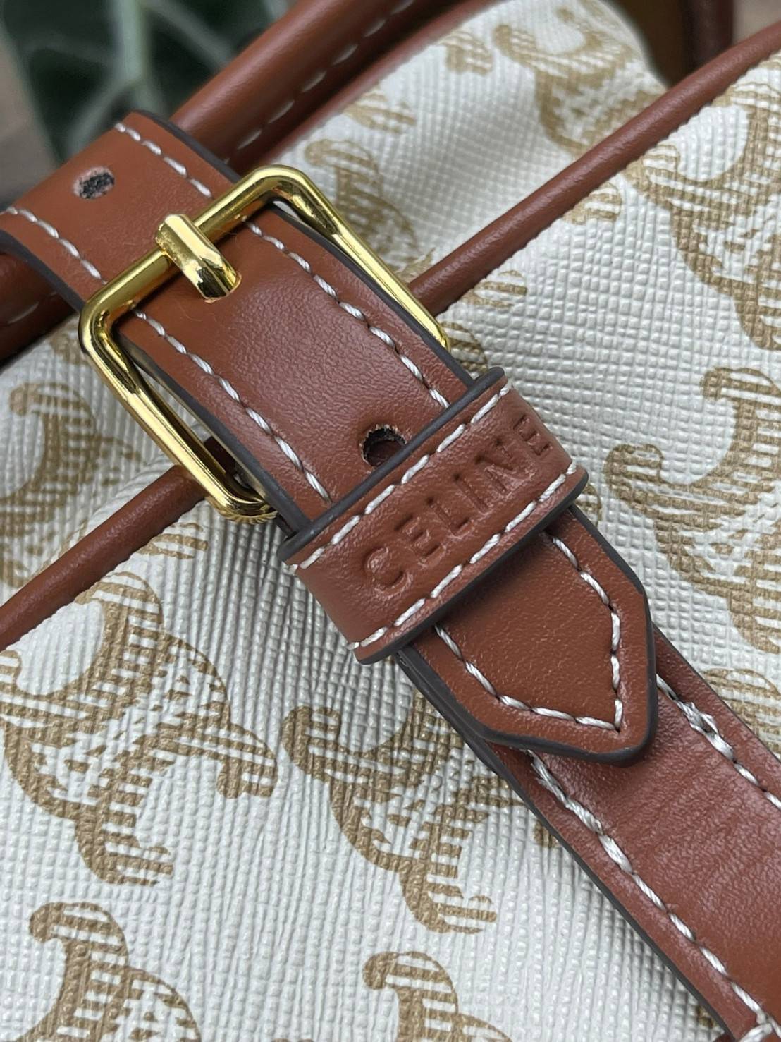 CELINE MEDIUM FOLCO BAG IN TRIOMPHE CANVAS หากใครที่กำลังมองหากระเป๋าสะพายข้าง ขนาดกะทัดรัด และเรียบหรู ต้องใบนี้เลยค่ะ เป็นกระเป๋าเปิดปิดแบบแบบฝาผับที่มีรูปทรงโค้งและที่ล็อกรูปทรงคล้ายเข็มขัด อีกทั้งยังสะท้อนความสวยสไตล์สาวปารีสได้อีกด้วย ด้านในของรุ่นนี