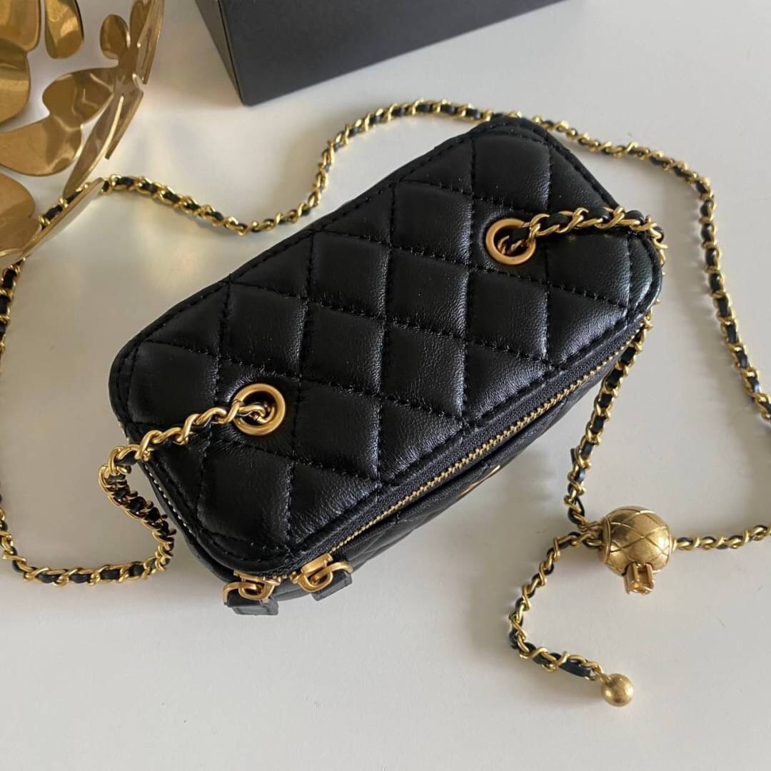 VIP GIFT 】หนังแกะแท้ CHANEL Box With Chain สายโซ่ทองหรูมาก หนังเรียบฟู ขึ้นเงา กระทบแสงยิ่งสวยค่าา โทนสีสวยสดใส เหมาะมากสำหรับสาวๆ ชิคๆ ต้องบอกเลยรุ่นนี้เหล่าเซเลบใช้กันเยอะมากๆ แค่อะไหล่ก็หรูไปเดินครึ่งแล้วค่าา😁 พร้อมส่งที่ไทยที่นี่ที่เดียว