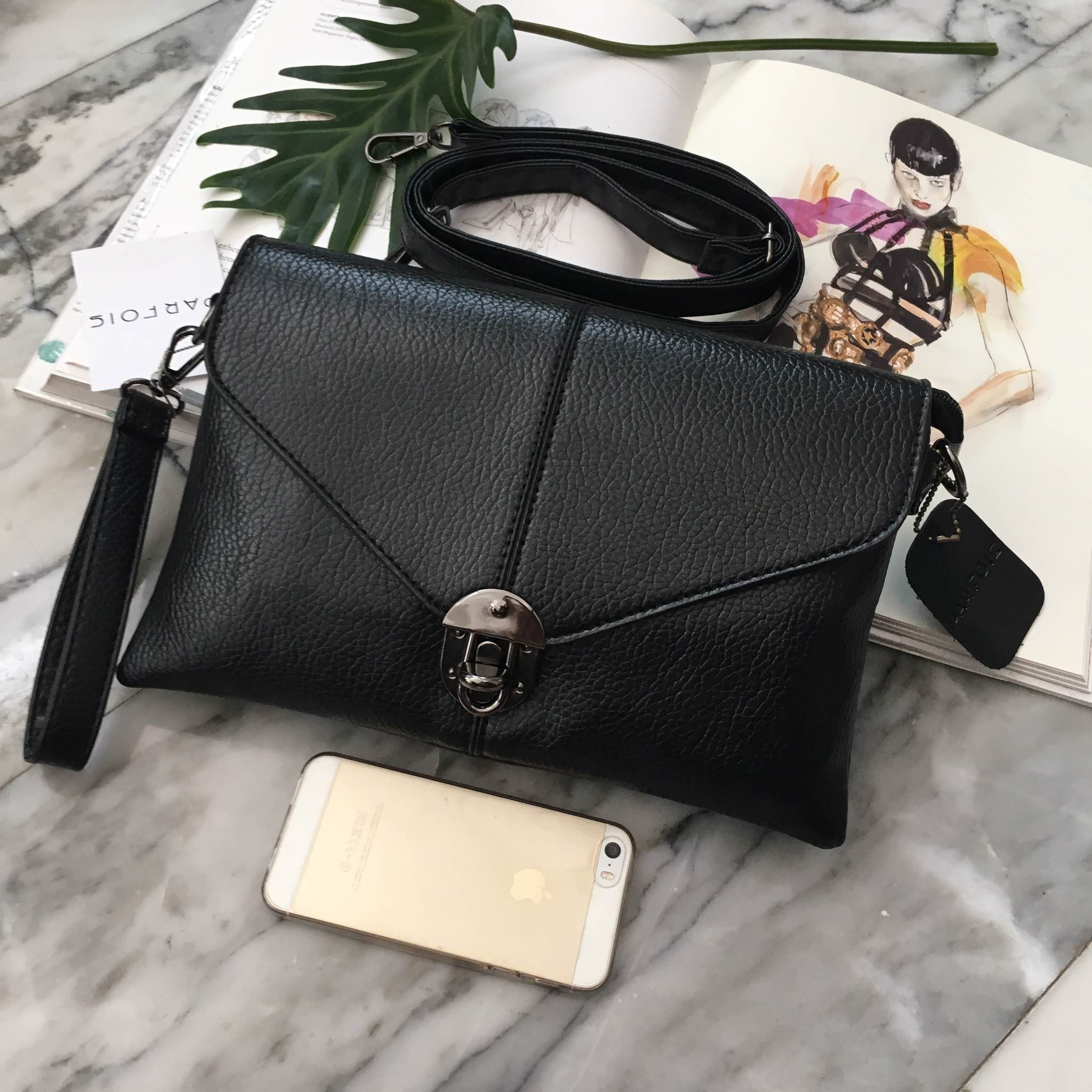 เอาใจสาวๆ ที่ต้องการหากระเป๋าสะพายทรงนี้ สีดำ อะไหล่ดำ เรียบหรูมากคะ จากแบรนด์ Parfois ตัวกระเป๋าสะพาย ปรับเก็บสายถือเป็น clutch bag ได้คะ มีสายคล้องข้อมือ ขนาดกะทัดรัด พร้อมช่องแยกเก็บของถึง 3 ช่องใหญ่ ใส่ กระเป๋ายาว มือถือ iphone 6 plus ได้คะ น้ำหนักเบา