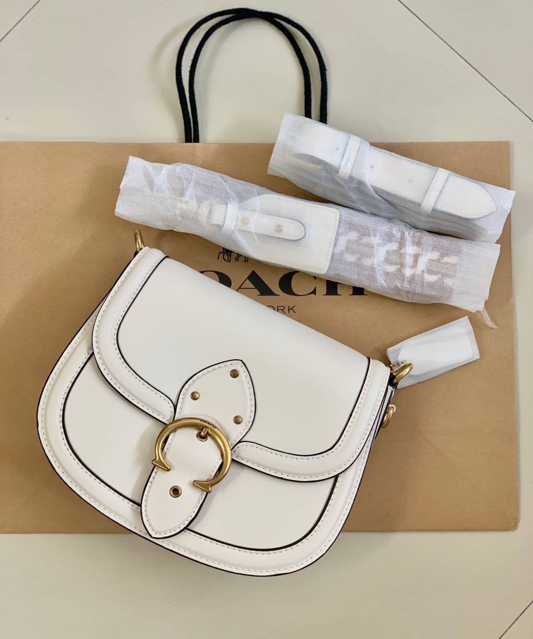 สวย หรู แถมสุดคุ้มกันเลยจร้าา💋 COACH BEAT SADDLE BAG ((C3837//C0749)) พร้อมส่งที่ไทยอีกครั้ง ห้ามพลาดค่าา!! กระเป๋าสะพายครอสบอดี้ร์ วัสดุหนังแท้ชั้นดีที่สุด! หนังสวย บวกกับอะไหล่แบรนด์ที่ดูเด่นคลาสสิคตรงด้านหน้าค่ะ เปิดปิดกระเป๋าแบบกดล็อค ภายในสาม