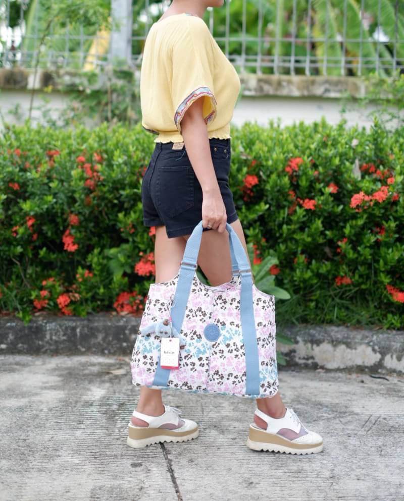 Kipling รุ่น Cicele กระเป๋าสะพายไหล่ใบใหญ่ สวยน่ารัก ตัวกระเป๋าด้านในเป็นช่องโล่งแบบปิดเปิดด้วยซิป มีช่องซิปด้านใน ด้านข้างกระเป๋า มี 2 ช่อง ปิดเปิด ด้วยเทป พร้อมที่ใส่โทรศัพท์ ปากกา และ MP 3 ในส่วนด้านใน และ ด้านข้างกระเป๋า ซ้าย-ขวา เป็นช่องขนาดเล็กสำหรั