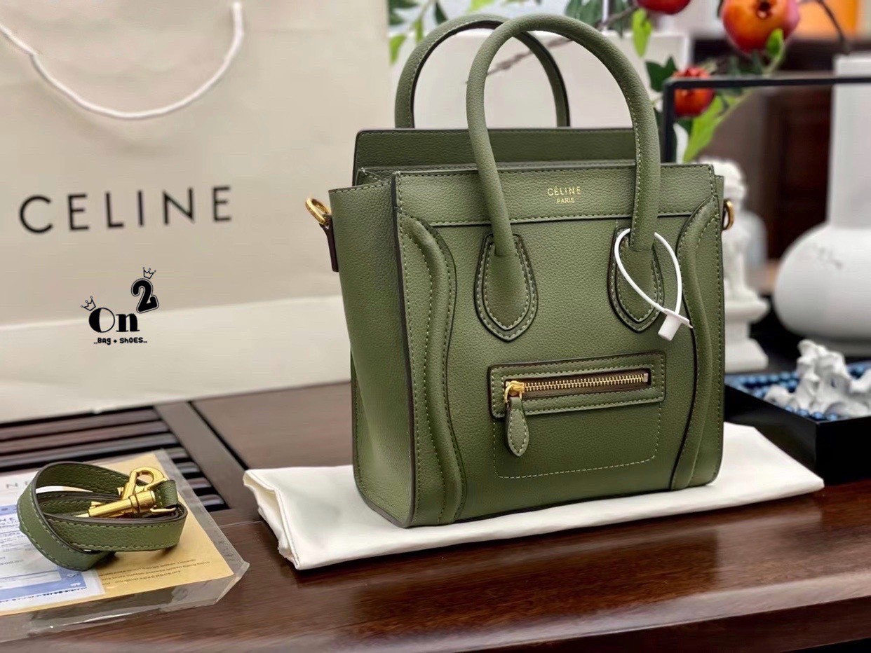 พร้อมส่งรุ่นยอดฮิต!! CELINE HANDLE BAG VIP / Celine Nano Luggage Bag กระเป๋าหนังแท้ ขนาดกำลังดี เปิดปิดด้วยซิปอะไหล่ทองมีที่จับหนัง ด้านในกว้าง มาพร้อมช่องซิปอีกช่อง เป็นอีกทรงที่ฮิตมานานข้ามปี มาพร้อมสายยาวสะพายแบบ CROSSBODYได้ หรือจะถือออกงานก็สวยหรูอีก