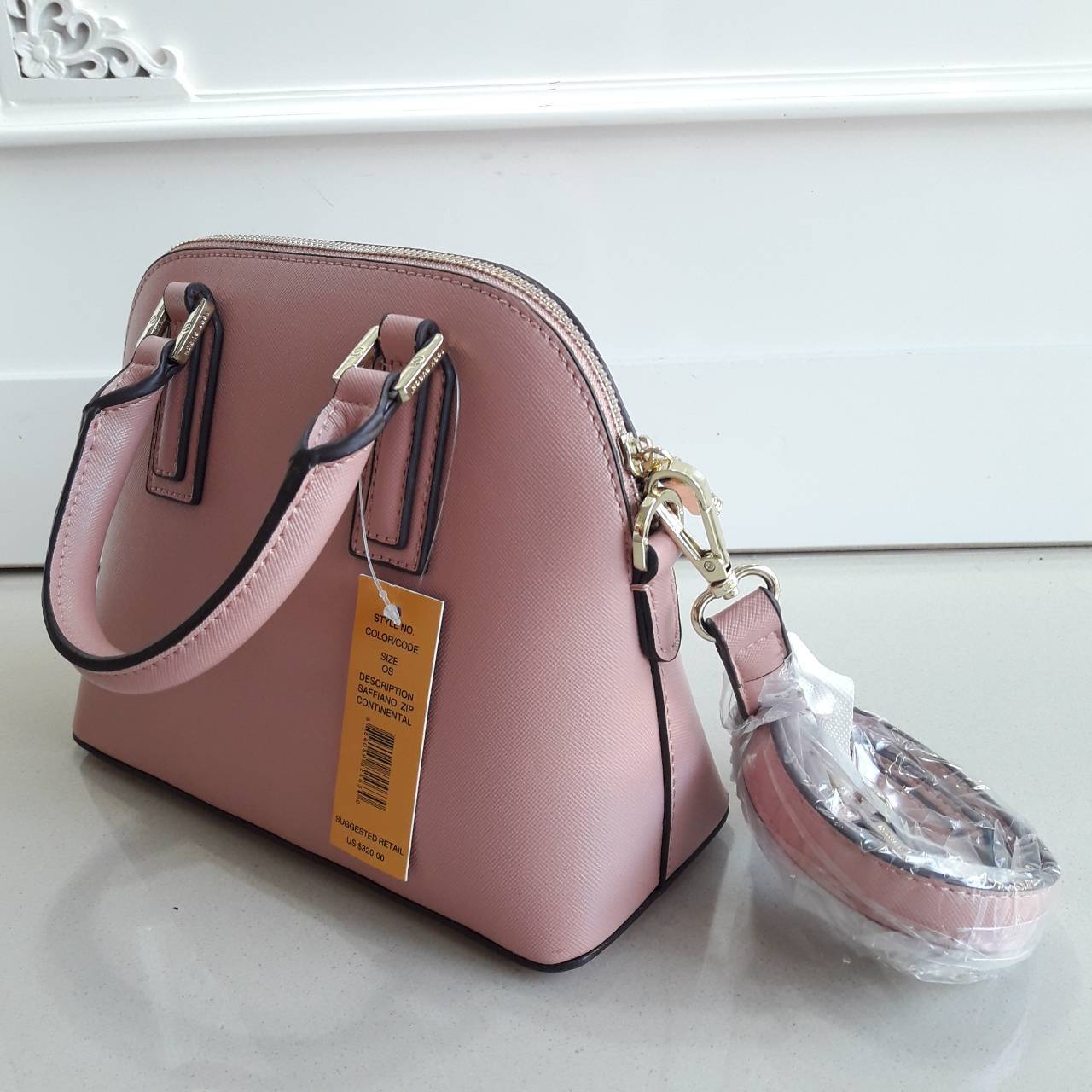 Don't Miss !! กระเป๋าแบรนด์ดัง TORY BURCH รุ่น SAFFIANO ZIP BAG กระเป๋าถือและสะพาย ลายหนัง saffiano อะไหล่ทองปั้มแบรนด์ ทรงสวยมาก ด้านหน้าติดโลโก้แบรนด์ เปิดปิดกระเป๋าด้วยซิปอย่างดีค่ะ ซับในเป็นผ้าทอลายแบรนด์สวยมากค่ะ มีช่องซิปหนึ่งช่อง ช่องเล็กสองช่