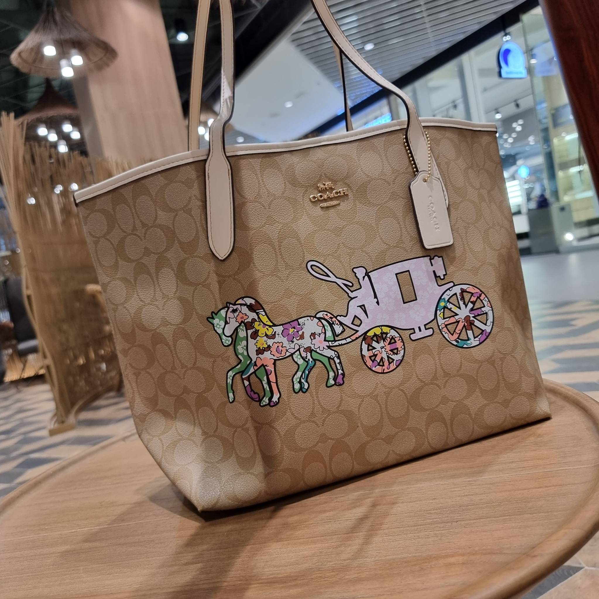 COACH CA607 CITY TOTE IN SIGNATURE CANVAS WITH HORSE AND CARRIAGE PATCHWORK GRAPHIC กระเป๋าทรงโท้ทใบใหญ่ คอลเลคชั่นใหม่ สวยโดดเด่นมากๆ น่ารักน่าใช้ไปอีกด้วยลวดลายซิกเนเจอร์โดดเด่น ใบนี้ใส่ของได้ของครบครัน จุได้แบบไม่ต้องกลัวเต็ม!! วัสดุหนังแคนวาสคุณภาพดี 