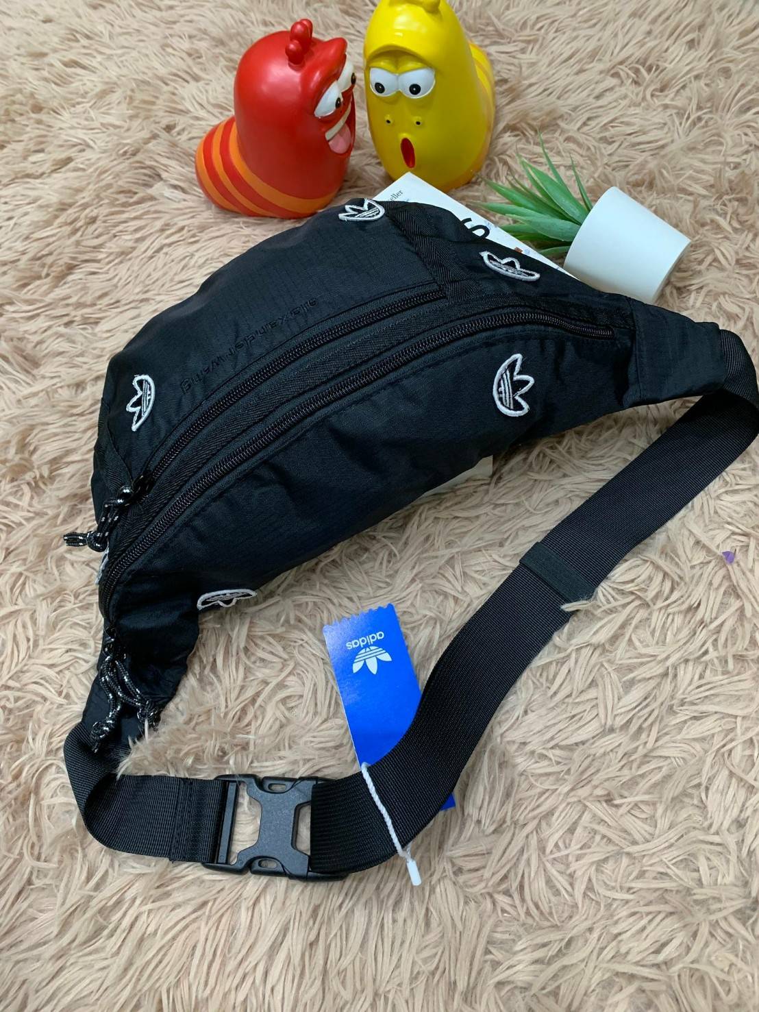 Adidas Originals By Alexander Wang Logo Bum Bag กระเป๋าสไตล์คาดอกแบบออริจินัล ที่ออกแบบลวดลายสีสันโดย คุณแวง ดีไซเนอร์ชื่อดังที่ถือว่าหน้าใหม่ไฟแรง ด้วยอายุที่เพียงน้อยนิด ตัวกระเป๋าปักโลโก้เป็นsignature ของอาดิดาสรอบใบ วัสดุผ้าไนล่อน น้ำหนักเบา มีช่องซิป