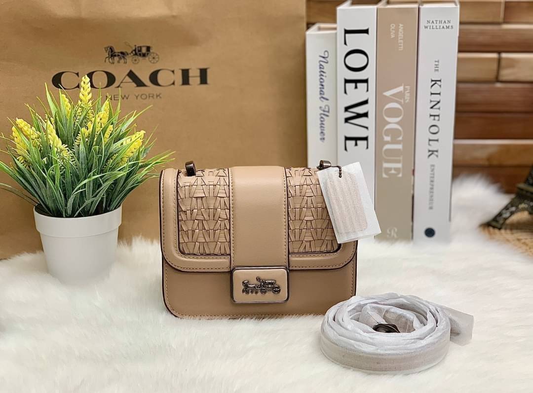 น้องสวย คุณภาพแน่นอีกแล้วจร้าา! COACH ALIE SHOULDER BAG 18 WITH WEAVING ((C2587)) พร้อมส่งความสวย! กระเป๋าสะพายครอสบอดี้ร์หรือสามารถทบเป็นสายคู่ใช้แบบหิ้วหรือคล้องไหล่ได้ด้วย หนังแท้อย่างดีสวยงามค่ะ ด้านหน้าทำหนังแบบสานได้คลาสสิคค่ะ