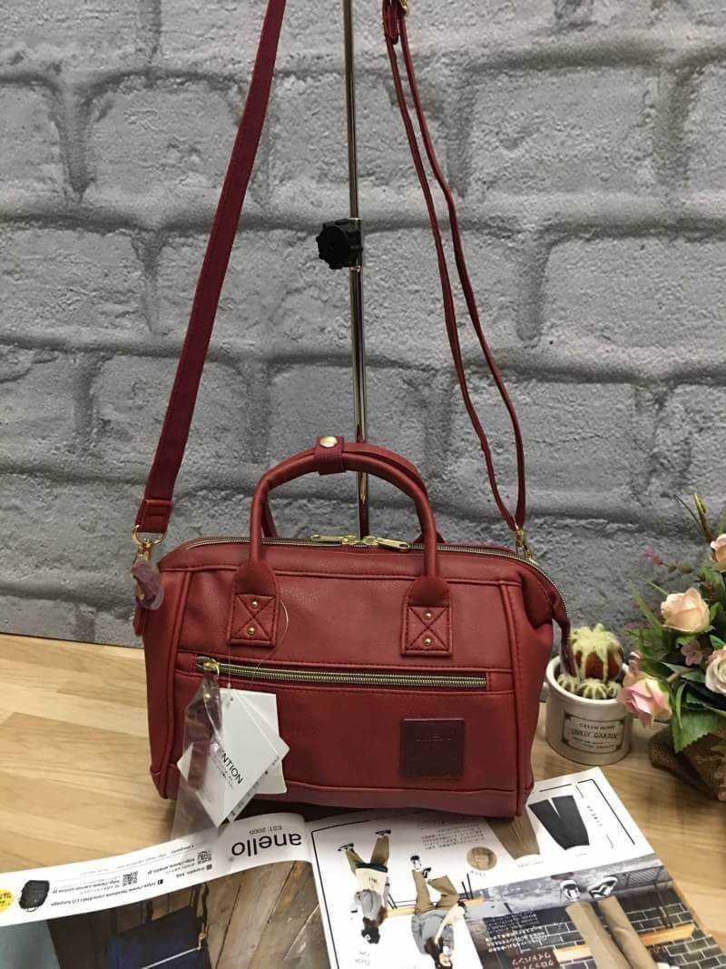 Anello polyester 2 way mini boston bag จากแบรนด์ดังในประเทศญี่ปุ่น กระเป๋าสไตล์คลาสสิค มีโครงปากกระเป๋ากว้างเป็นสัญลักษณ์ วัสดุหนัง pu กันน้ำได้ ภายในมีช่องใหญ่และช่องเล็กด้านข้าง2ช่อง เปิดปิดด้วยซิปคู่ มีตัวล็อคที่หูจับ ด้านหน้ามีช่องซิปเล็กใช้งานได้จริง