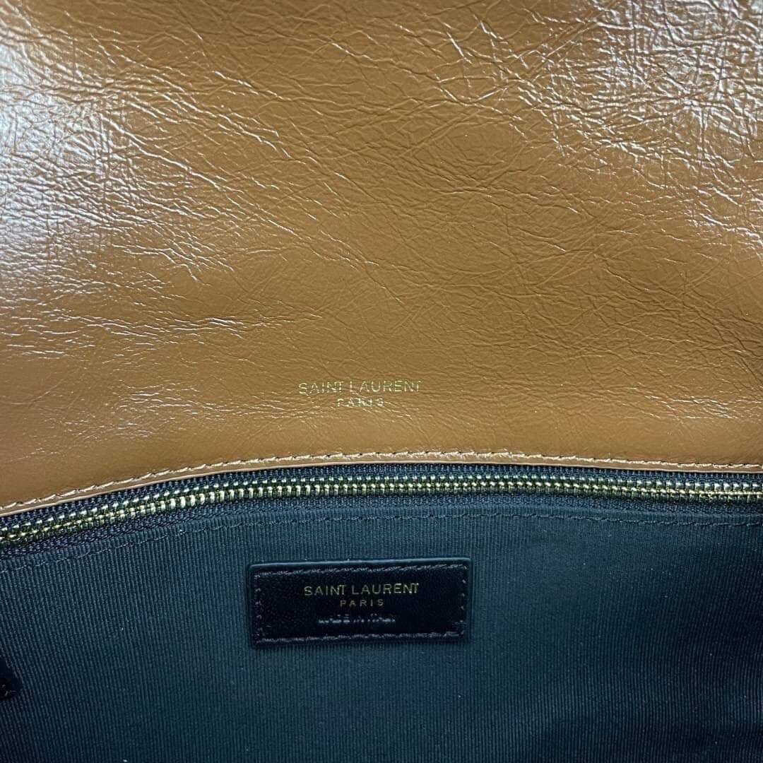 Saint Laurent Niki shoulder bag กระเป๋าสะพายรุ่นโดดเด่นด้วยโครงสร้างทำจากหนังวัว หนังมันเงา นิ่ม งานสวยมากๆ ค่ะ ด้านหน้าประดับโลโก้แบรนด์ และมีช่องสำหรับเก็บของที่หยิบใช้บ่อย ตอบโจทย์การใช้ชีวิตระหว่างวันได้ดีมากๆ สายสพายดีไซน์ได้หลายรูปแบบ แมทกับการแต่งต