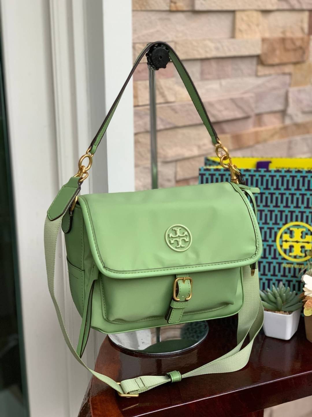 ของแท้ 💯% Tory Burch logo patch satchel bag อีกหนึ่งแบรนด์ดังจากนิวยอร์ก ที่เหล่าดาราเซเลปใช้กันทั่วโลก ด้วยดีไซน์ที่เป็นเอกลักษณ์ เข้ากับยุคสมัย วัสดุ Nylon waterproof ที่แข็งแรงและทนทาน