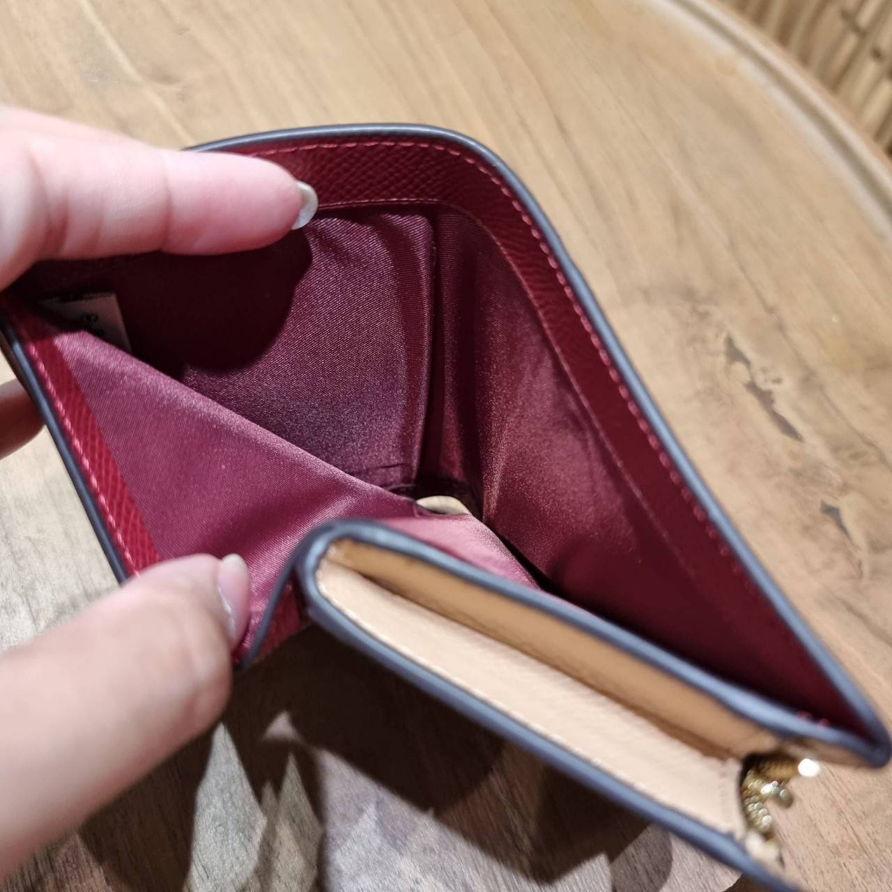 COACH 6390 MEDIUM CORNER ZIP WALLET เดอะเบสท์รุ่นที่สาวๆตามหา!! ดีไซน์ใหม่ สวยสะกด!! กระเป๋าสตางค์ใบกลาง สีคลาสสิค เรียบแต่แฝงความหรู บอกเลยว่ามันละมุนมาก!! ด้วยวัสดุหนัง crossgrain ที่ดูแลรักษาง่าย และยังดูผู้ดี ถือใช้แล้วขับผิวทุกสี ภายในมีช่องใส่บัตรแล