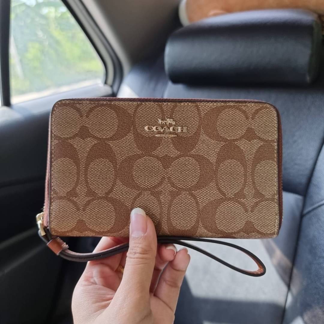 COACH F57468 PHONE WALLET IN SIGNATURE COATED CANVAS กระเป๋าสตางค์ถนอมมือถือ!! 2IN1 สุดๆ ใส่โทรศัพท์ ใส่เงิน ใส่บัตร ครบถ้วน!! จบในใบเดียวจ้า ขนาดกำลังเหมาะมือ วัสดุหนังแคนวาสเคลือบลาย คุณภาพดี สาวๆมีไว้ติดตัวสักใบ ไม่ผิดหวังจ้า