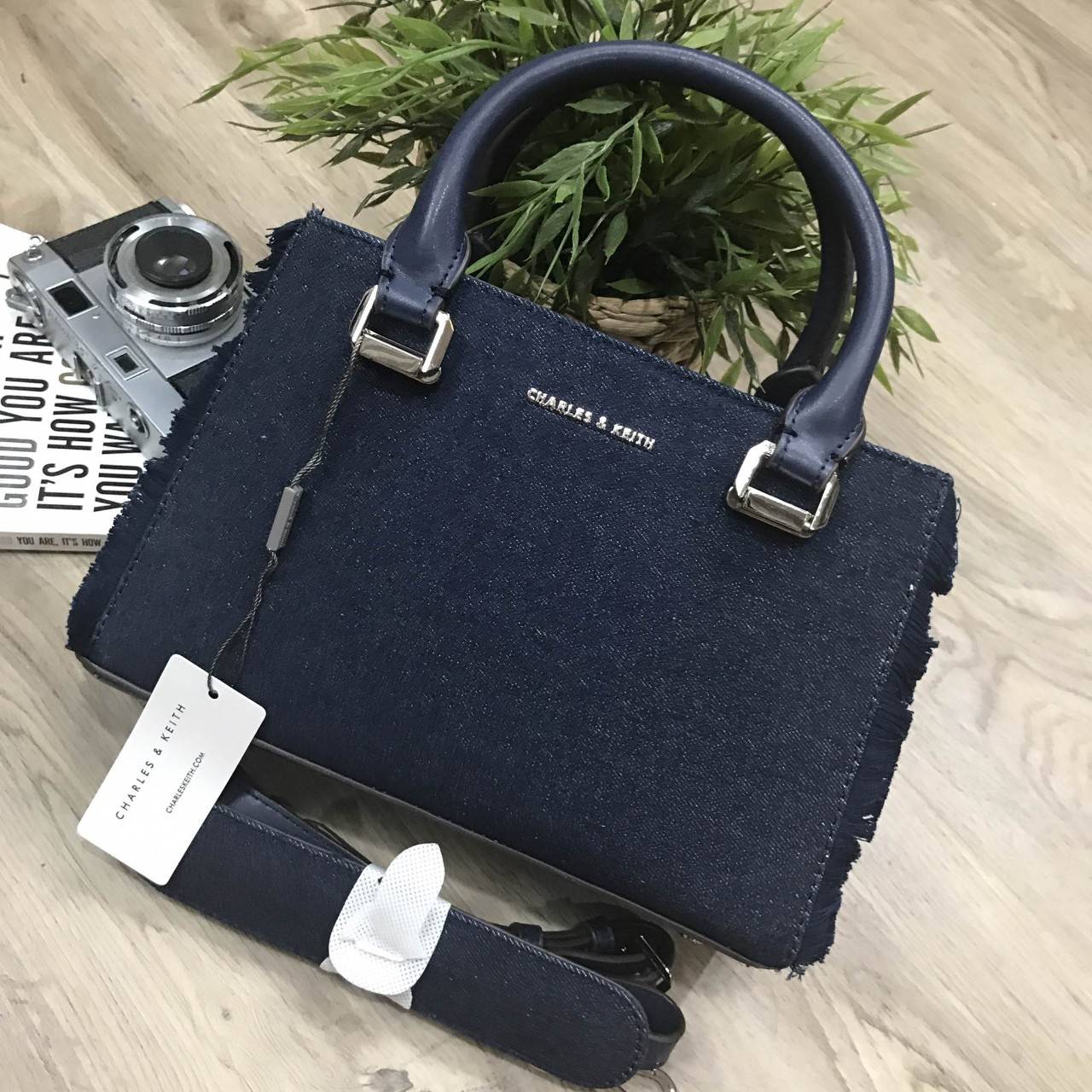 NEW! CHARLES & KEITH STRUCTURED TOP HAND BAG กระเป๋าถือหรือสะพายรุ่นใหม่ชนช็อปดีไซน์สวยอยู่ทรงขนาดกำลังดี ด้านหน้าประดับโลโก้แบรนด์ เปิดปิดด้วยแถบคาดกระดุมแม่เหล็กภายในมีช่องแบ่งแยกเป็นสัดส่วน พร้อมช่องซิปกลาง มีหมุดรองฐานกันรอยสี่มุม สายสะพายยาวถอดได้ปรั