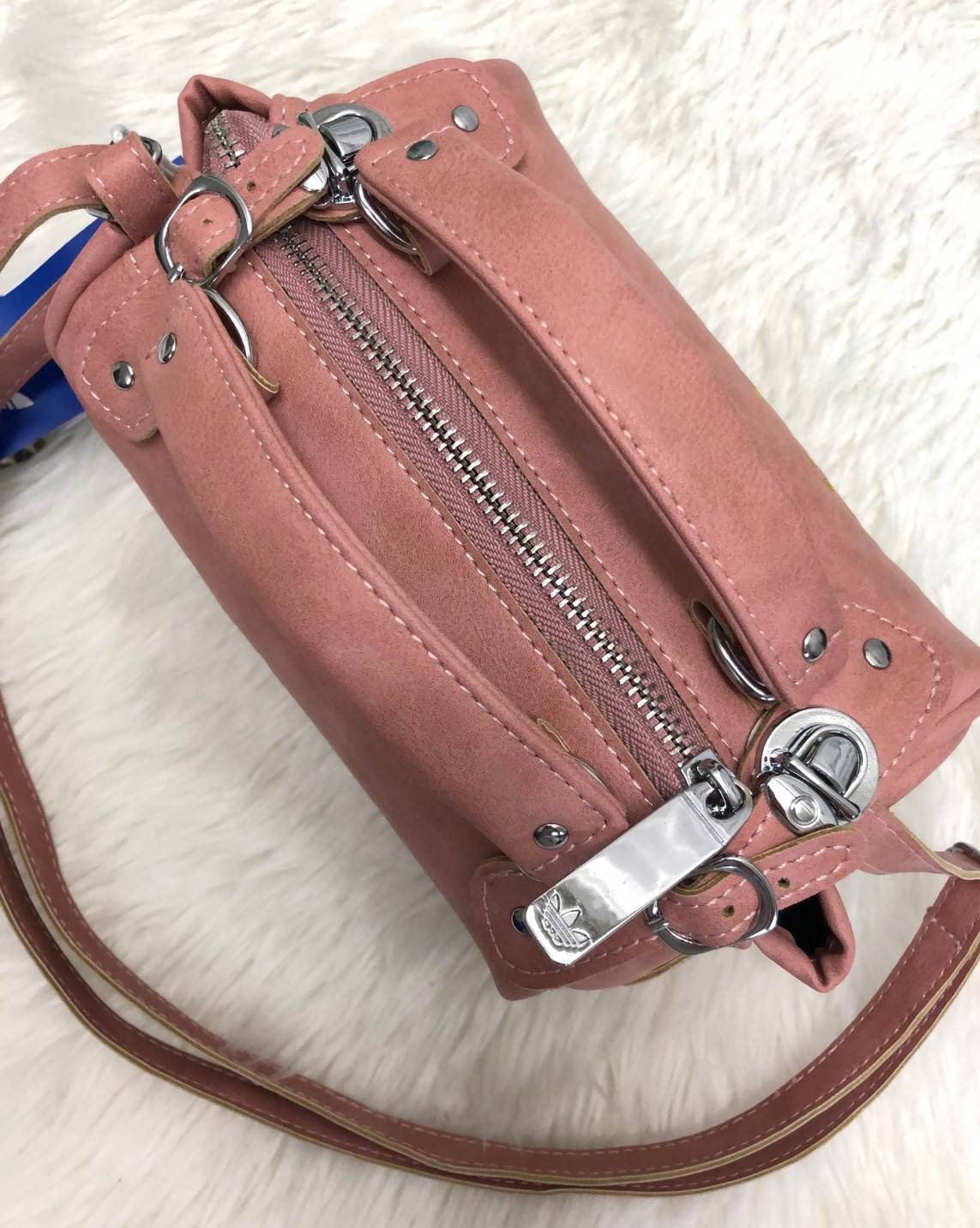 Adidas mini shoulder bag and messenger bag 2018 พร้อมส่งล็อตราคาพิเศษ พร้อมสีใหม่ล่าสุด !! กระเป๋าสะพายข้างแนว Sport วัสดุ pu หนังนิ่ม น้ำหนักเบาค่ะ ใช้ได้ทั้งด้านหน้าและหลัง ตัวกระเป๋าสกรีนโลโก้แบรนด์ เปิดปิดกระเป๋าแบบซิป ภายในโล่ง กว้างสามารถใส่มือถือได