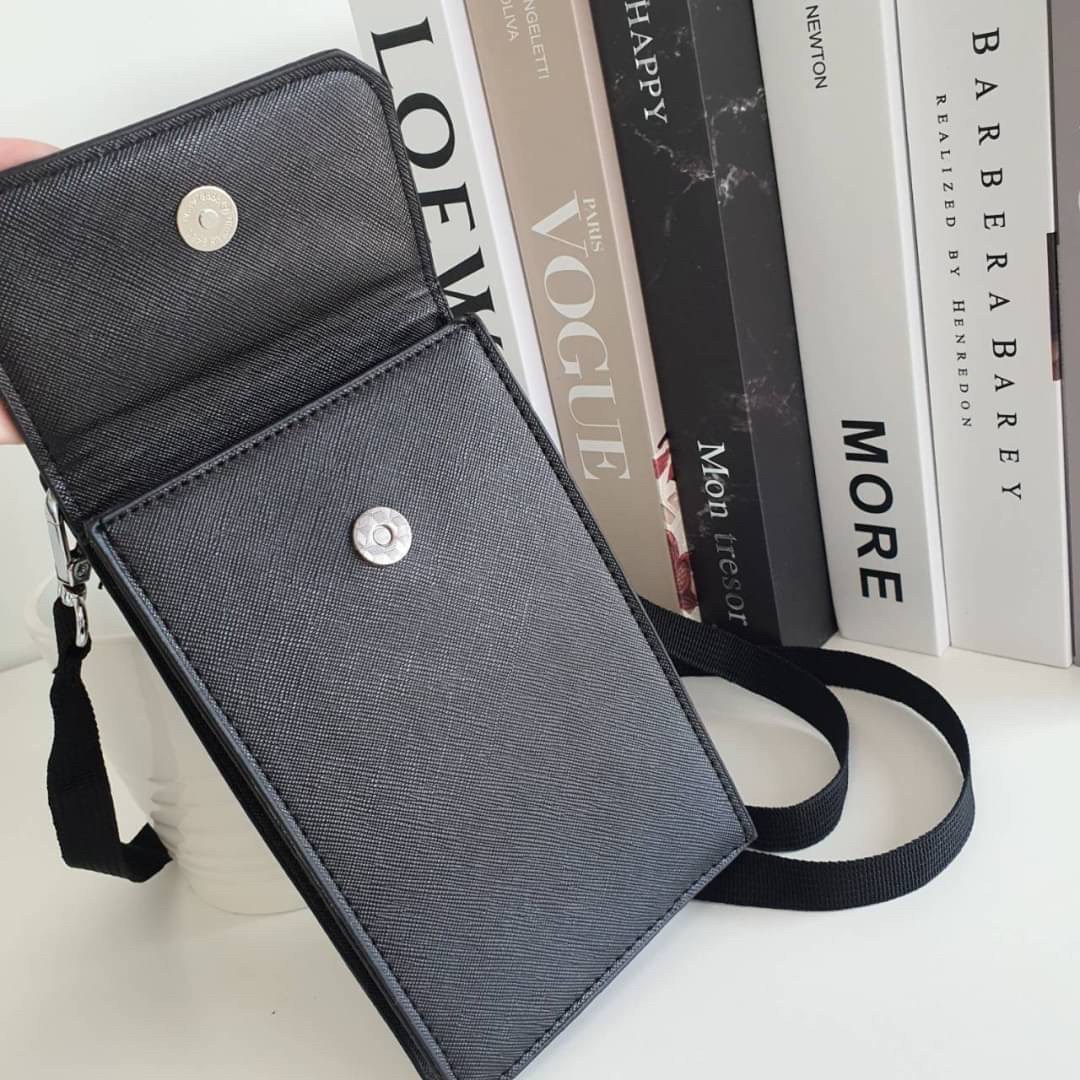 PRADA PHONE CASE ไอเท็มสุดคลาสสิคที่ทุกท่านควรมี! Prada Saffiano Leather Smartphone Case งานพรีเมี่ยมกิ้ฟท์จากเคาเตอร์ต่างประเทศ ของมีจำนวนจำกัด หนังลาย saffiano อยู่ทรงสวย ดีไซน์หรูหรา ดูดี ทรงCrossbody ด้านหน้ามีโลโก้แบรนด์ อะไหล่ทอง ด้านในเปิดปิดด้วยกร