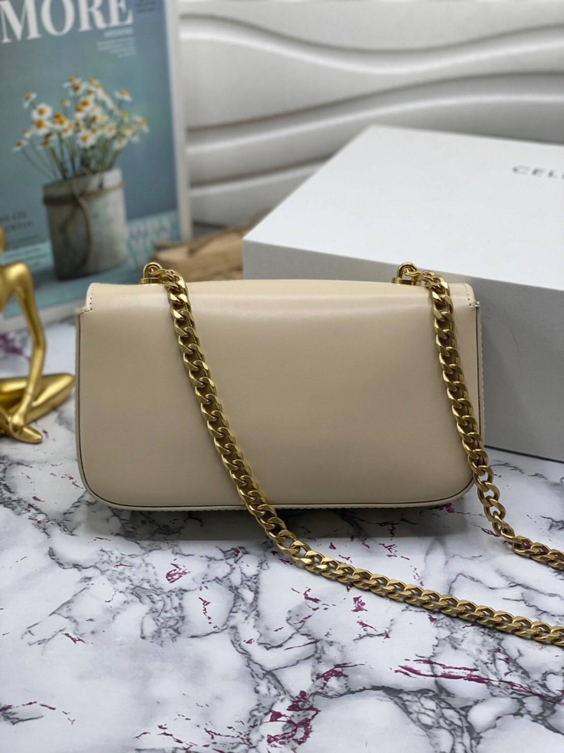 หนังแท้ CELINE CHAIN SHOULDER BAG / CELINE TRIOMPHE พร้อมส่งที่ไทย กระเป๋าเรียบหรูและดูทันสมัย ให้คุณเลือกสะพายในชีวิตประจำวันเข้ากับการแต่งตัวสบาย ๆ หรือจะสะพายออกงานปาร์ตี้สังสรรค์ก็ช่วยให้คุณดูโดดเด่น มีรูปทรงที่ดูแข็งแรงจึงไม่เสียรูปทรงแม้ใส่ของจำนวนม