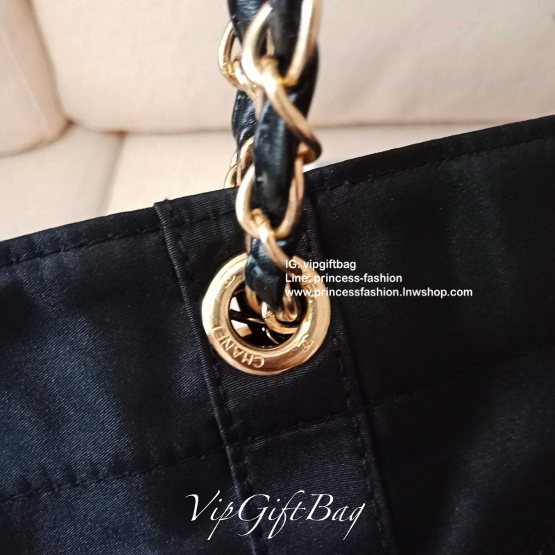 Chanel Satin Tote With Chain ♡♡ กระเป๋าสะพายทรง Shopping Bag งาน VIP GIFT ของแท้ 100% นำเข้าจาก Chanel Perfume Counter ใบใหญ่วัสดุ SATIN **อะไหล่ทอง ประดับคริสตัลสีดำโลโก้ CC สุดคลาสสิคหน้าหลัง ซับใน Polyester 100% เปิดปิดด้วยกระดุมแม่เหล็ก 