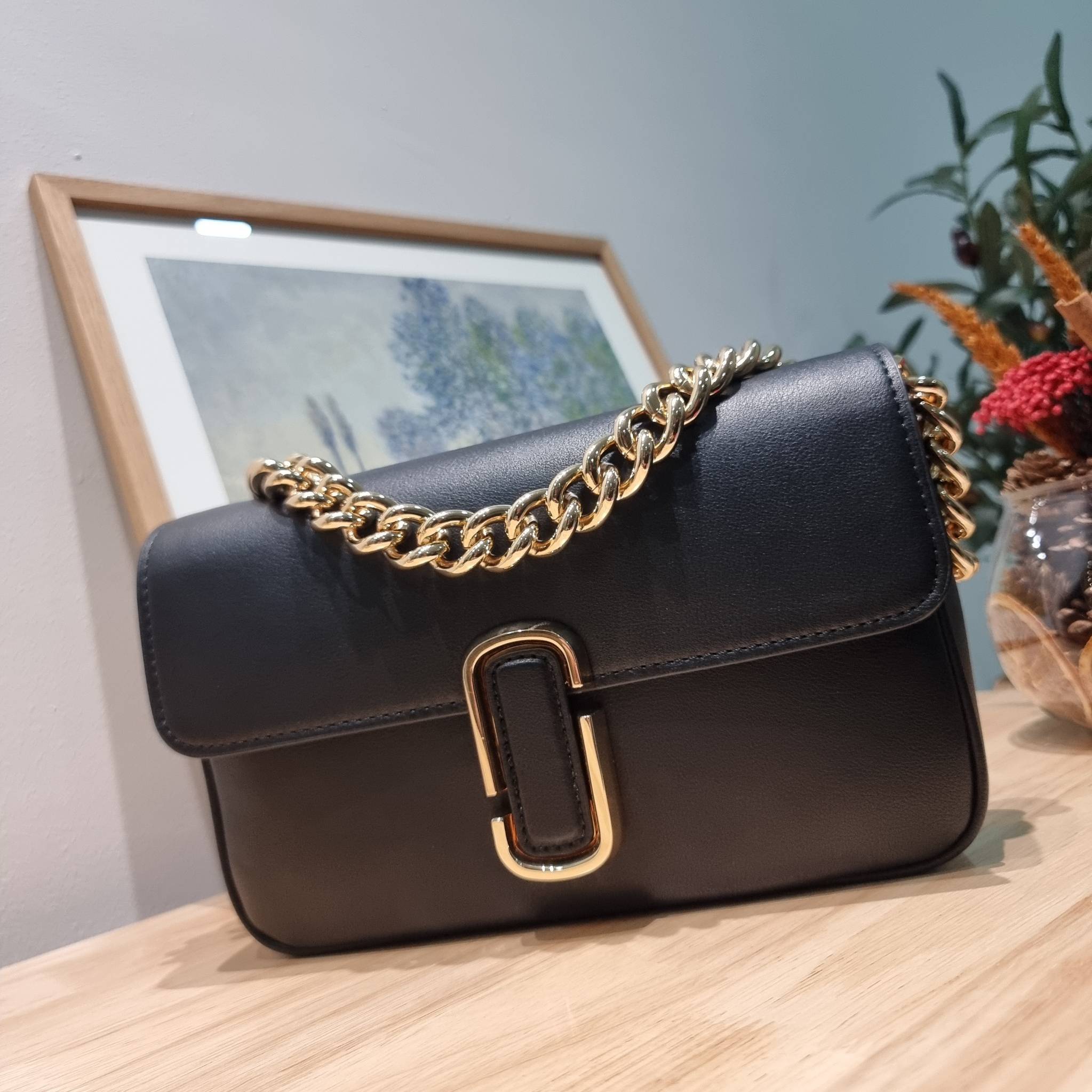 MARC JACOBS THE J MARC SHOULDER BAG คอลเลคชั่นใหม่ล่าสุด สวยฟาดกว่าใคร ใบไหนๆก็ต้องหลีก กับกระเป๋าสะพายไหล่สุดหรู รูปทรงใช้งานง่าย ดีไซน์เรียบ แต่แฝงไปด้วยความผู้ดี ดูแพง