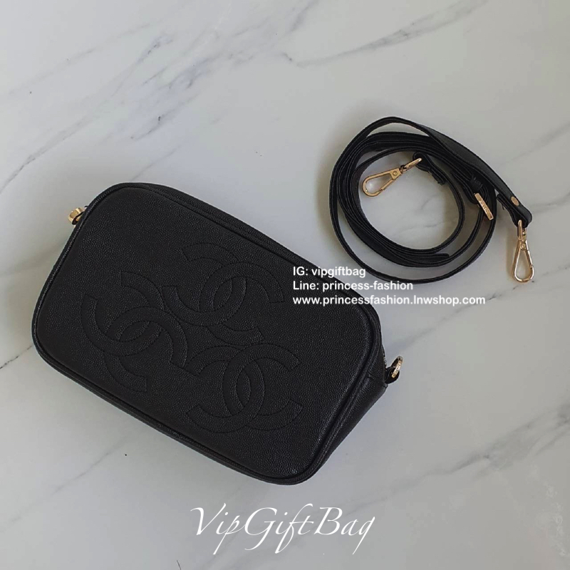 CHANEL VIP GIFT BAG รุ่น CAVIER CROSSBODY กระเป๋าของสมนาคุณ จากพรีเมี่ยมกิ้ฟแบรนด์ดังอย่าง CHANEL วัสดุหนังสังเคราะห์ ลายคาเวียร์สุดหรูเต็มใบ #เล่นแสงสวยมาก ด้านในเปิดปิดด้วยซิปCC อะไหล่ทอง มีช่องซิปแยกอีกหนึ่งช่อง สามารถใส่กระเป๋าสตางค์ใบยาว ของจุกจิกได้