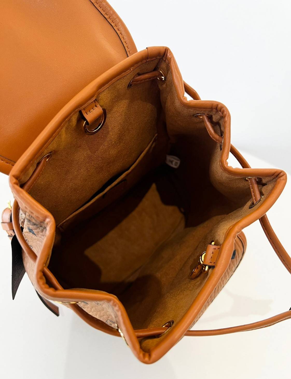 M.C.M AREN VISETOS BACKPACK / M.C.M Aren Drawstring Backpack in Visetos กระเป๋าเป้ทรงบัคเกตที่ทันสมัยคลาสสิคสวยมากๆ หนังแคนวาสอย่างดี ลายหนังสวยอีกหนึ่งรุ่นที่สาวๆควรมีติดตัว 🧡เกรดท็อปออริ เทียบแท้ 1:1 เกรดดีสุด ใช้งานต่างประเทศได้