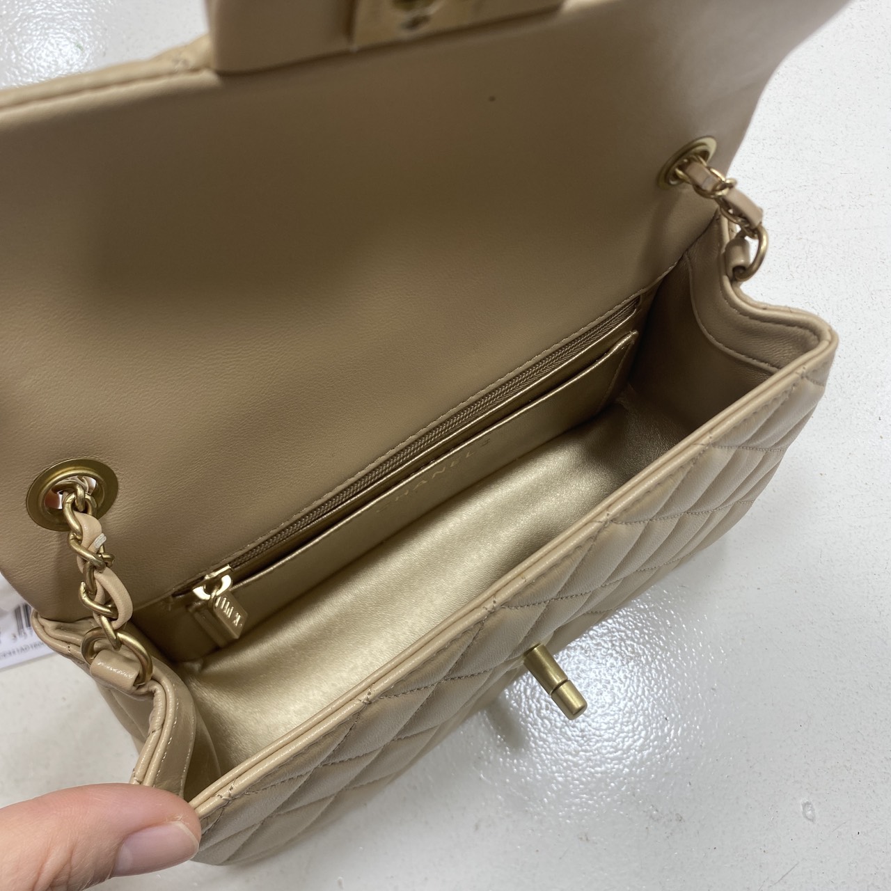 ORI หนังแท้ | Chanel Classic Flap Bag กระเป๋าสะพายรุ่นคลาสสิก สายประดับบอลโลโก้สวยหรูอะไหล่สีทองสวยงาม