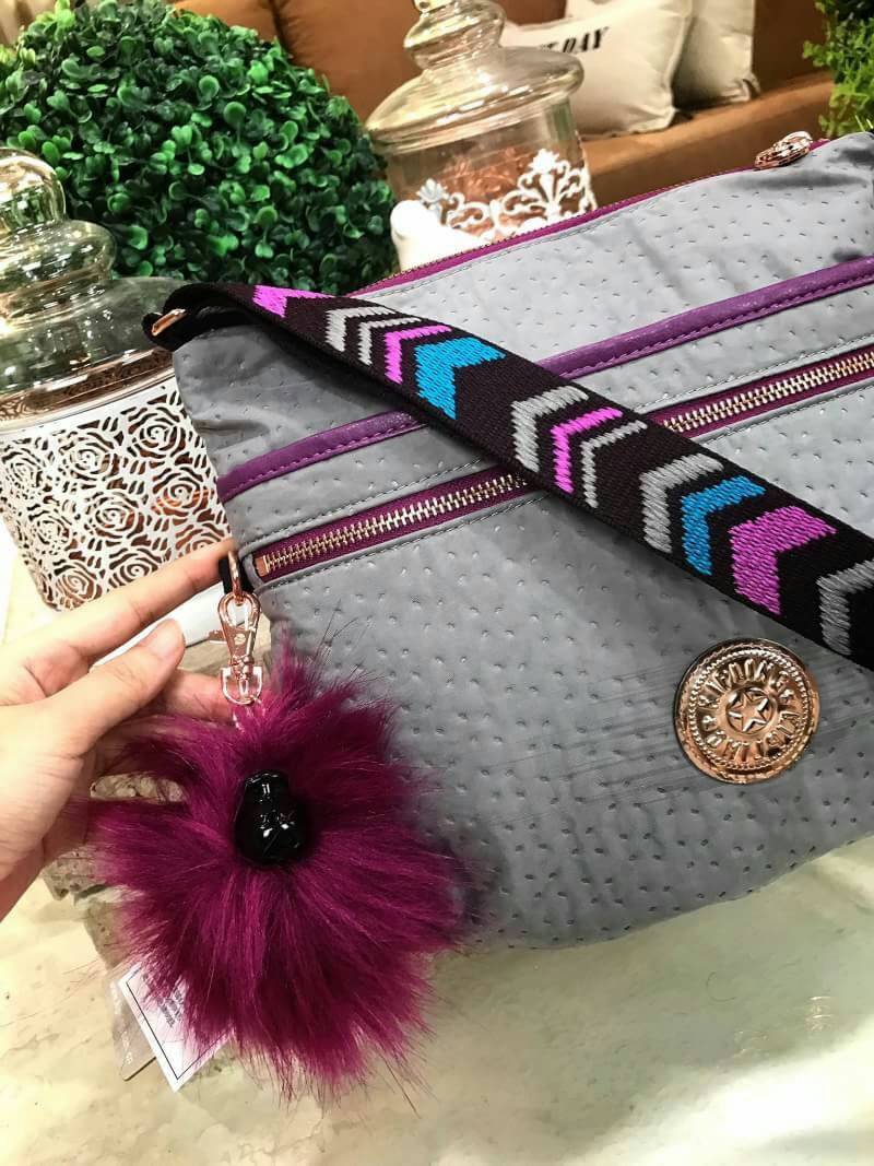 KIPLING ART O SHOULDER BAG กระเป๋าสะพายวัสดุ Nylon+Polyester 100% เปิดปิดด้วยซิปสะดวกใช้หัวซิปเเบรนด์ ภายในมีช่องซิป ช่องใส่มือถือ และสายคล้องพวงกุญแจ ด้านหน้ามี 2 ช่องซิป ด้านหลังมี 1 ช่องซิป สายสะพายยาวเลื่อนปรับได้จะสะพายข้างหรือ Crossbody ฿ก็ดูดี มาพร