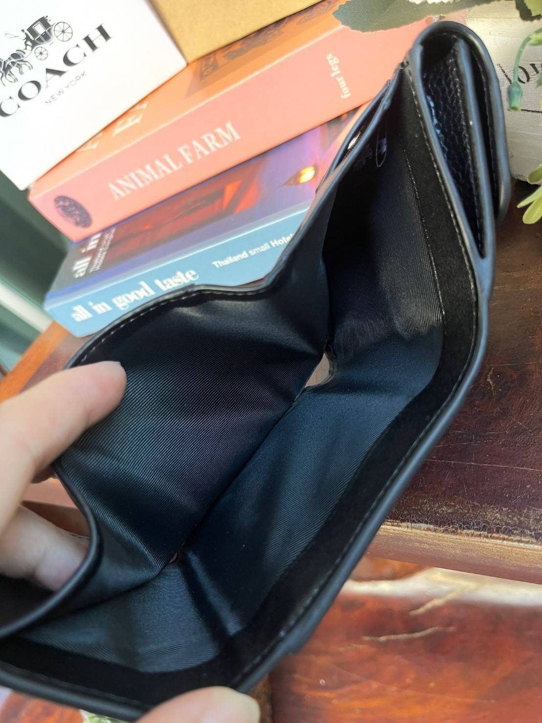 OUTLET 】COACH JADE SMALL DOUBLE FLAP WALLET IN COLORBLOCK (COACH F88002) หากใครต้องการกระเป๋าสตางค์ใบสั้นสำหรับวันที่ต้องการใช้กระเป๋าสะพายใบเล็ก หรือวันที่ไม่พกกระเป๋าสะพาย เราขอแนะนำใบนี้เลยค่ะ โดยใบนี้เป็นกระเป๋าสตางค์แบบพับสามทบ ปิดแบบกระดุม2ชั้น มีช่