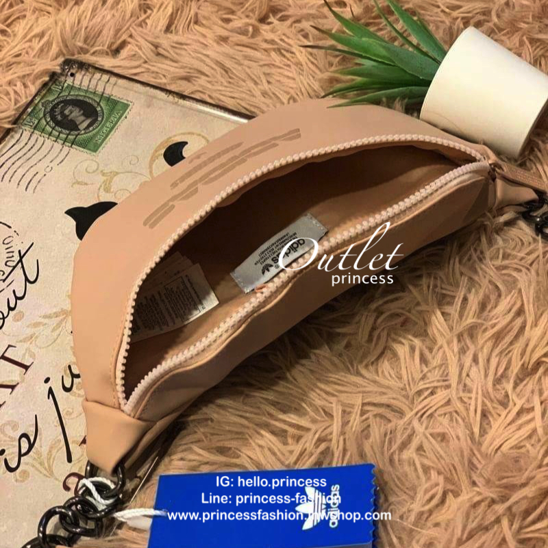 Adidas polyester waist bag รุ่นใหม่ชนช้อป!! กระเป๋าสะพายคาดอกหรือคาดเอวสไตล์สปอร์ต วัสดุหนังpu น้ำหนักเบา ใช้งานง่ายสะดวก มีช่องซิปใช้งานทั้งบนสายปรับได้ยาวถึง96cm ดีเทลสวยๆเป็นโลโก้ตัวนูนด้านหน้า สายคาดโซ่ต่อหนังดูเก๋มีสไตล์ ใช้งานได้ทั้งคุณผู้ชายและคุณผ