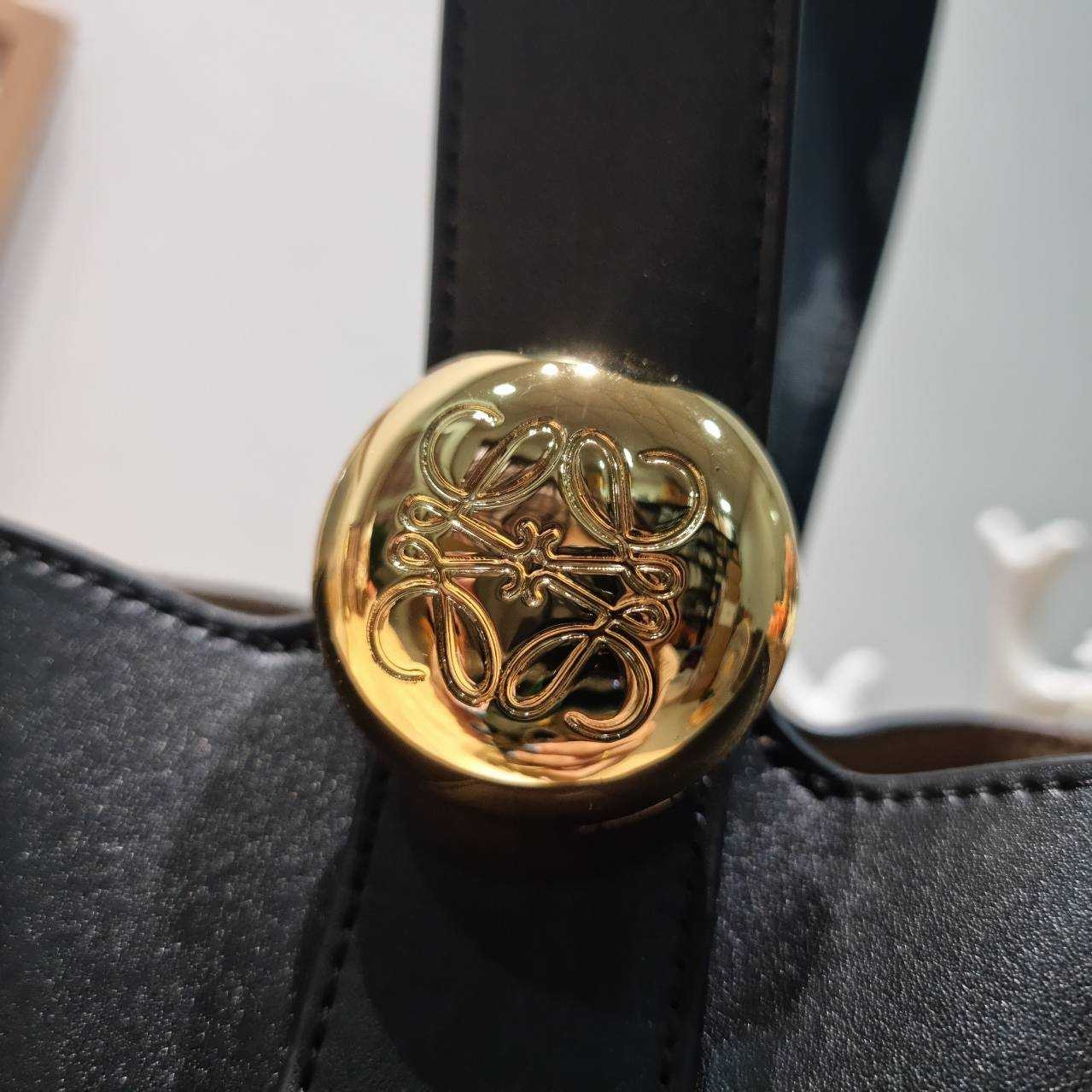 LOEWE MINI PEPBLE BUCKET IN MELLOW กระเป๋าทรงบัคเก็ต รูปทรงสวยใช้งานง่าย กิมมิคหรูหราสุดๆ