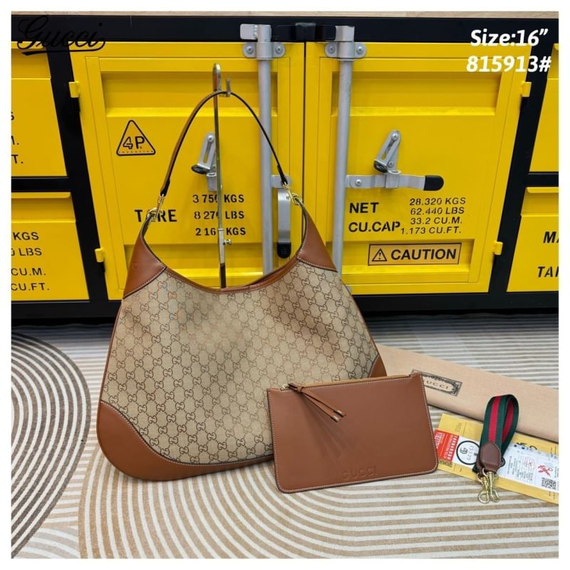 GUCCI B shoulder bag กระเป๋าสะพายไหล่รุ่นใหม่ล่าสุด ใบใหญ่จุของได้เยอะจุใจ เอาใจสายแบกแต่ยังคงความหรูมีสไตส์ในตัว ใช้ได้ทั้งชายหญิง ใบจริงสวยมาก คุ้มค่าที่สุด