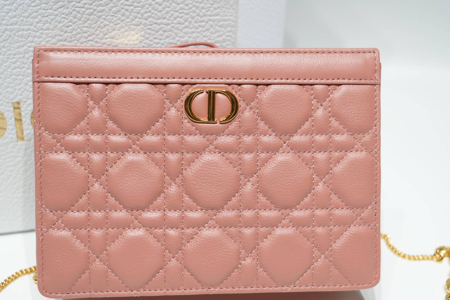 Caro Every Dior Pouch / Dior Clutch Bag Cloud Supple Cannage Leather กระเป๋าทรงคลัชพอช หนังแท้ ทรงเสนห์ผสมผสานดีไซน์ทันสมัยและใช้งานง่ายได้จริงหลายโอกาส เกรดท็อปออริ เทียบแท้ 1:1 ใช้งานต่างประเทศ