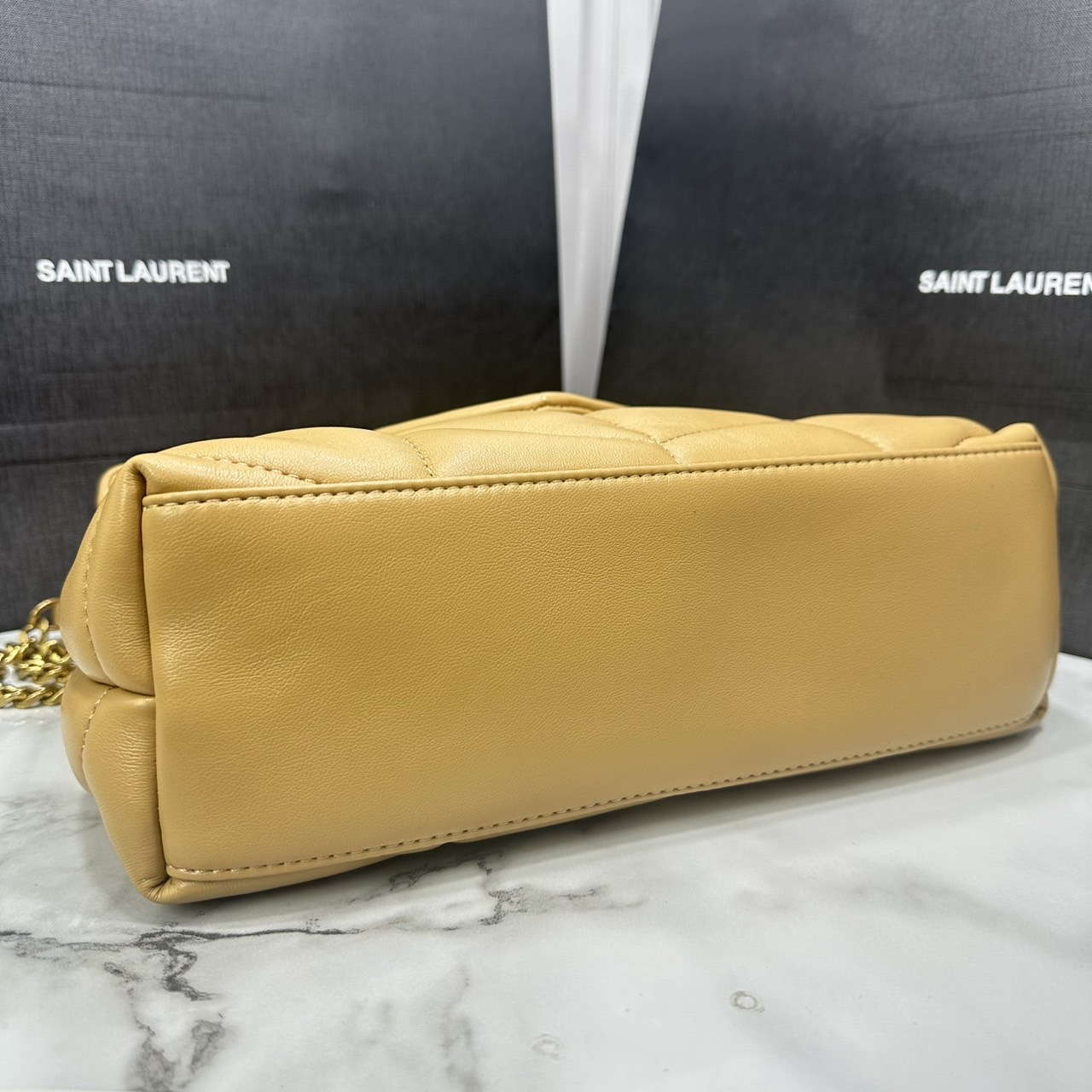 ORI หนังแท้ | 28cm YSL PUFFER SMALL in Nappa leather กระเป๋าสะพายรุ่นยอดนิยม ทรงสวย ใช้ได้บ่อยไม่มีเบื่อ วัสดุหนังสัมผัสนิ่มมือ ดีไซน์เรียบหรู ดูแพง สะพายได้หลากหลาย