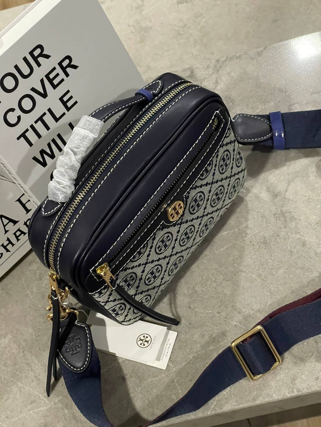 TORY BURCH T MONOGRAM JACQUARD CAMERA BAG การออกแบบที่เรียบง่าย แต่ยังคงความหรูหราเอาไว้ โดดเด่นด้วยลวดลาย T Monogram