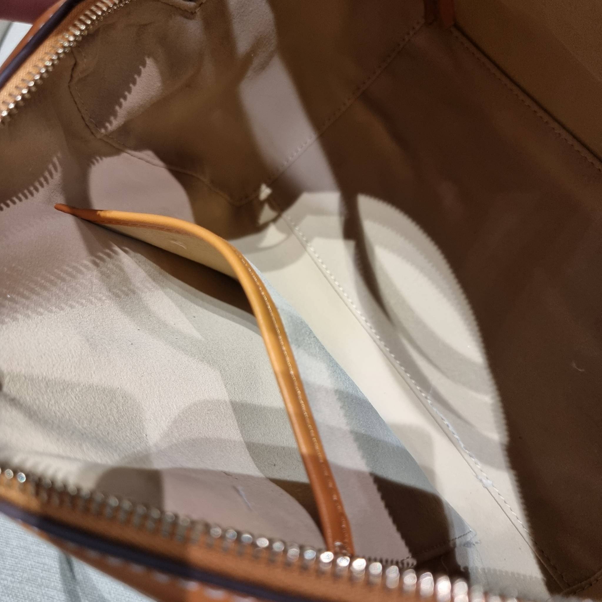 TORY BURCH T MONOGRAM JACQUARD EMBROIDERED DUFFLE คอลใหม่ล่าสุด สวยพร้อมเสิร์ฟแบบไม่ต้องรอพรีฯ ลายโมโนแกรมสุดคลาสสิคที่ถูกดีไซน์รังสรรค์ด้วยงานปักสุดชิค น่าใช้ใจฟูแค่แรกเห็น!! วัสดุ jacquard woven สลับหนังแท้ หูจับในตัว และพร้อมไปเลยกับสายสะพายข้าง ที่จะถ