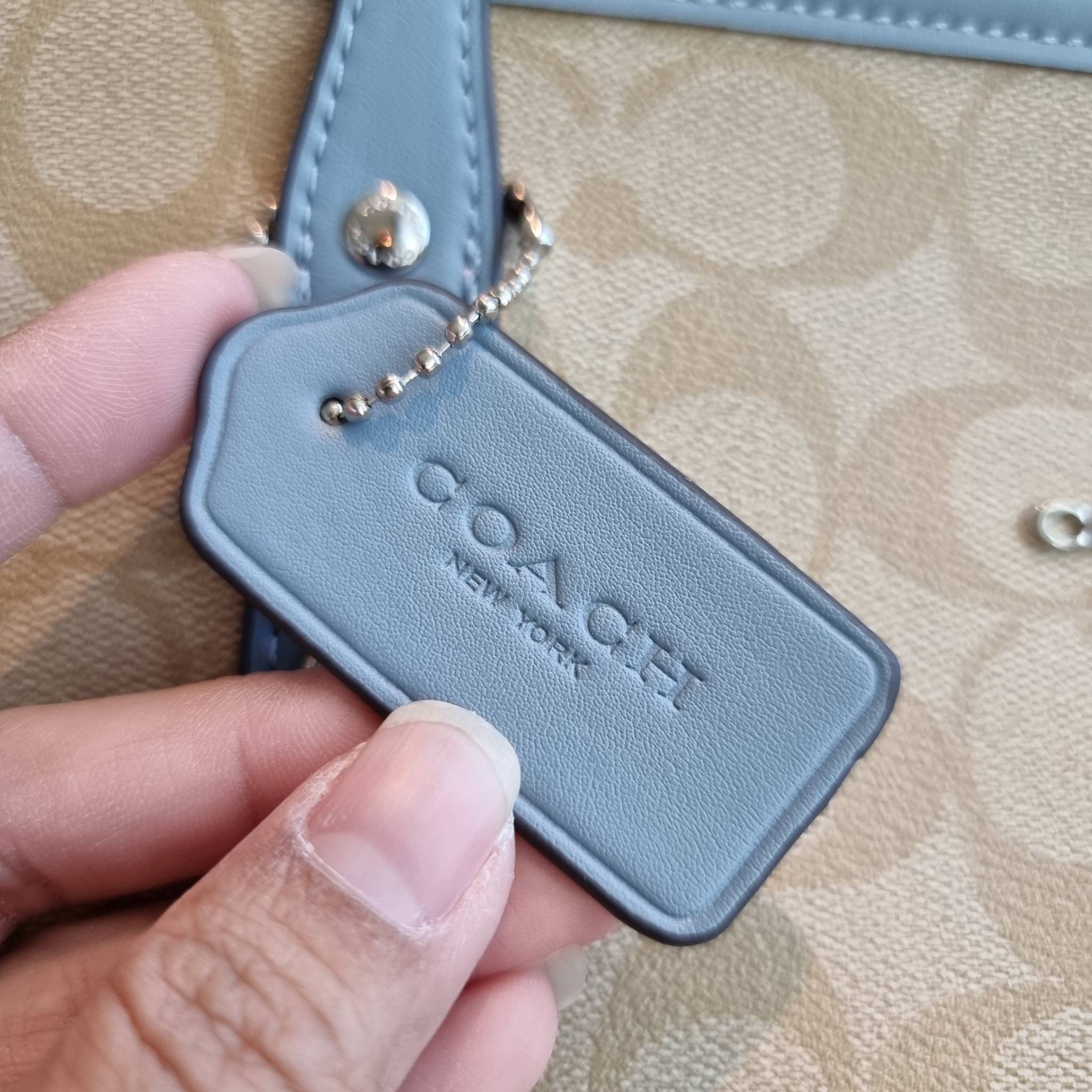 OUTLET 】COACH F58292 CITY ZIP TOTE IN SIGNATURE 16" รุ่นขายดี!! ไซส์ใหญ่ สีสวยมาให้แบบจัดเต็ม!! กระเป๋าถือทรงโท้ทใบใหญ่ สวยน่าใช้ทุกสี สะพายคล้องไหล่ได้เก๋ๆ จุของแน่นๆไปเลยจ้า!! วัสดุหนังแคนวาสคุณภาพ ปากกระเป๋าเปิด-ปิดด้วยซิป กันของหล่นได้ ถือไปไหนก็