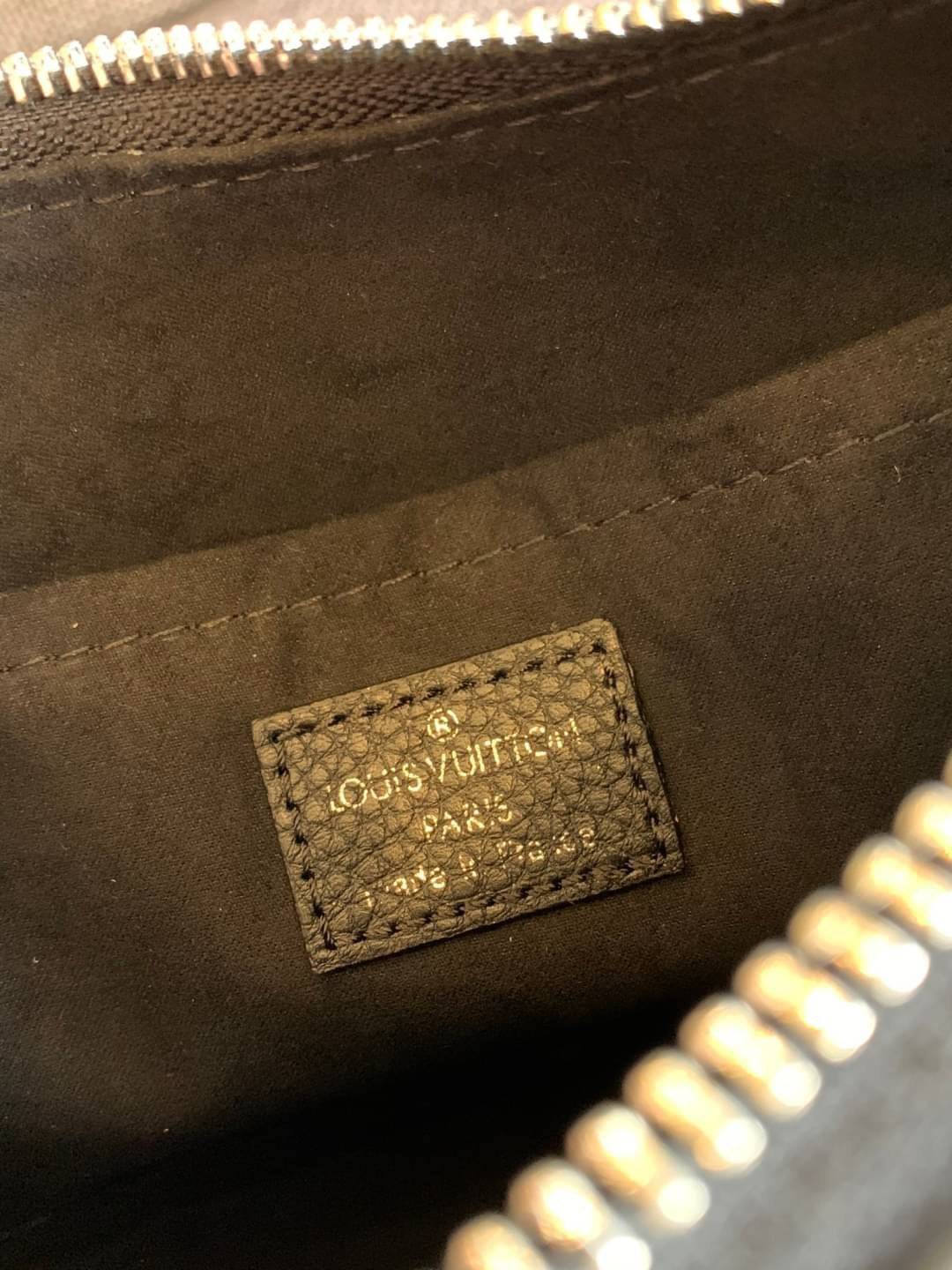 VIP 🥂 LOUIS VUITTON MARELLR EPI LEATHER รุ่นนี้ลายหนังเป็นลายไม้ มีโลโก้แบรนด์แบบฉลุด้านหน้า มาพร้อมกระเป๋าใบลูกแบบซิปจัดเก็บได้ตรงช่องด้านหน้า สามารถถอดออกแยกใช้งานได้ต่างหากนะคะ เปิดปิดกระเป๋าแบบซิป ภายในโล่ง สามารถใส่กระเป๋าเงินใบยาวได้;ของจุกจ