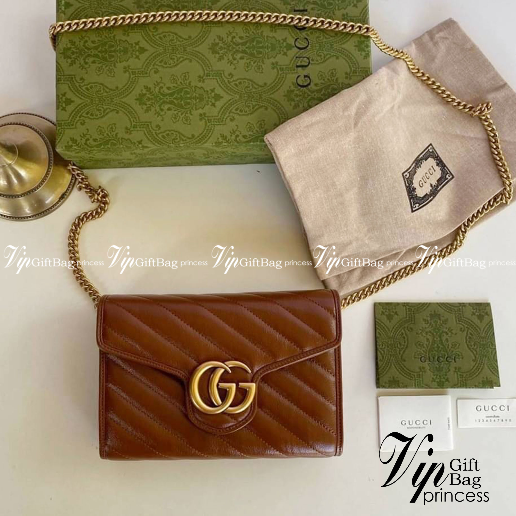 GUCCI Marmont Wallet on chain Leather / GG Marmont Chain Wallet เกรดเทพออริจินอล หนังแท้ งานสวยน่ารักมาก ใส่โทรศัพท์ได้ทุกรุ่น หนังวัวแท้นิ่มมาก ใส่การ์ด ใส่บัตร ได้เยอะมากๆ ฝ่าปิดแบบกระดุมใช้งานง่าย *กระดุมมีโลโก้ Gucci * งานสวยละเอียดยิบย่อยทุกจุด ภาพถ่